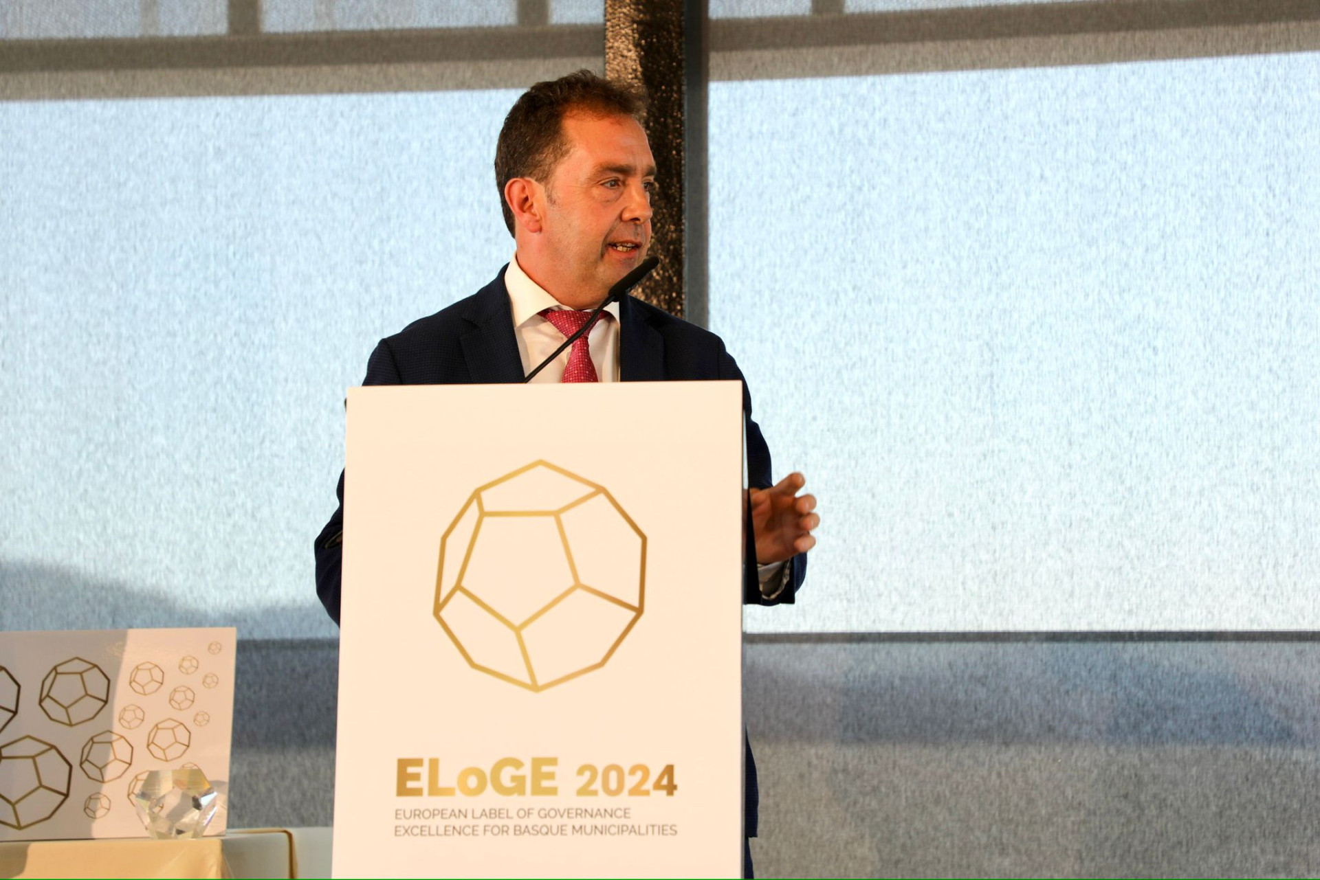 El alcalde Juan Carlos Abascal en la entrega del tercer Sello ELoGE | Juan Carlos Abascal alkatea hirugarren ELoGE zigiluaren ekitaldian