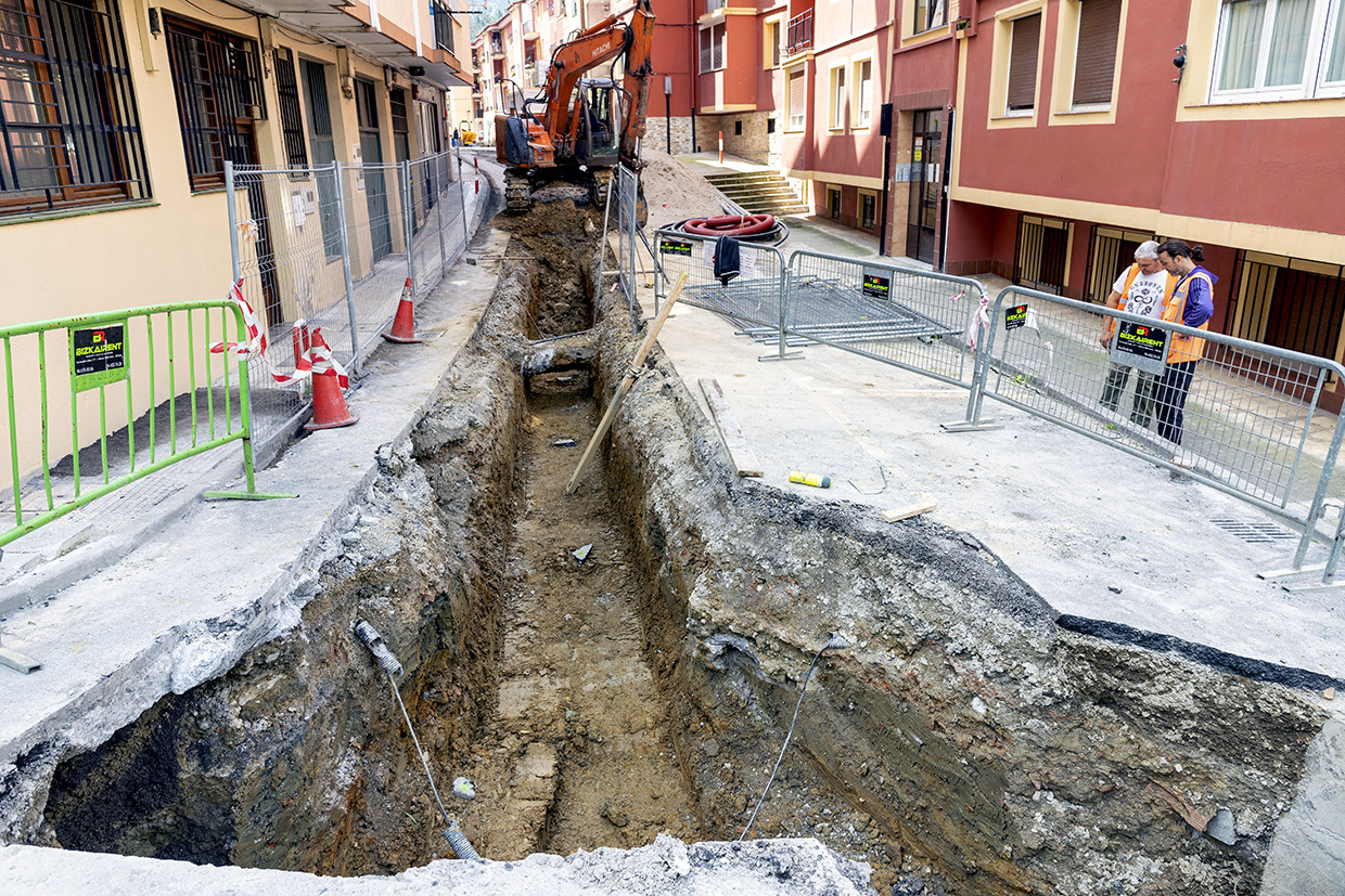 Zanja abierta en la calle San Roque