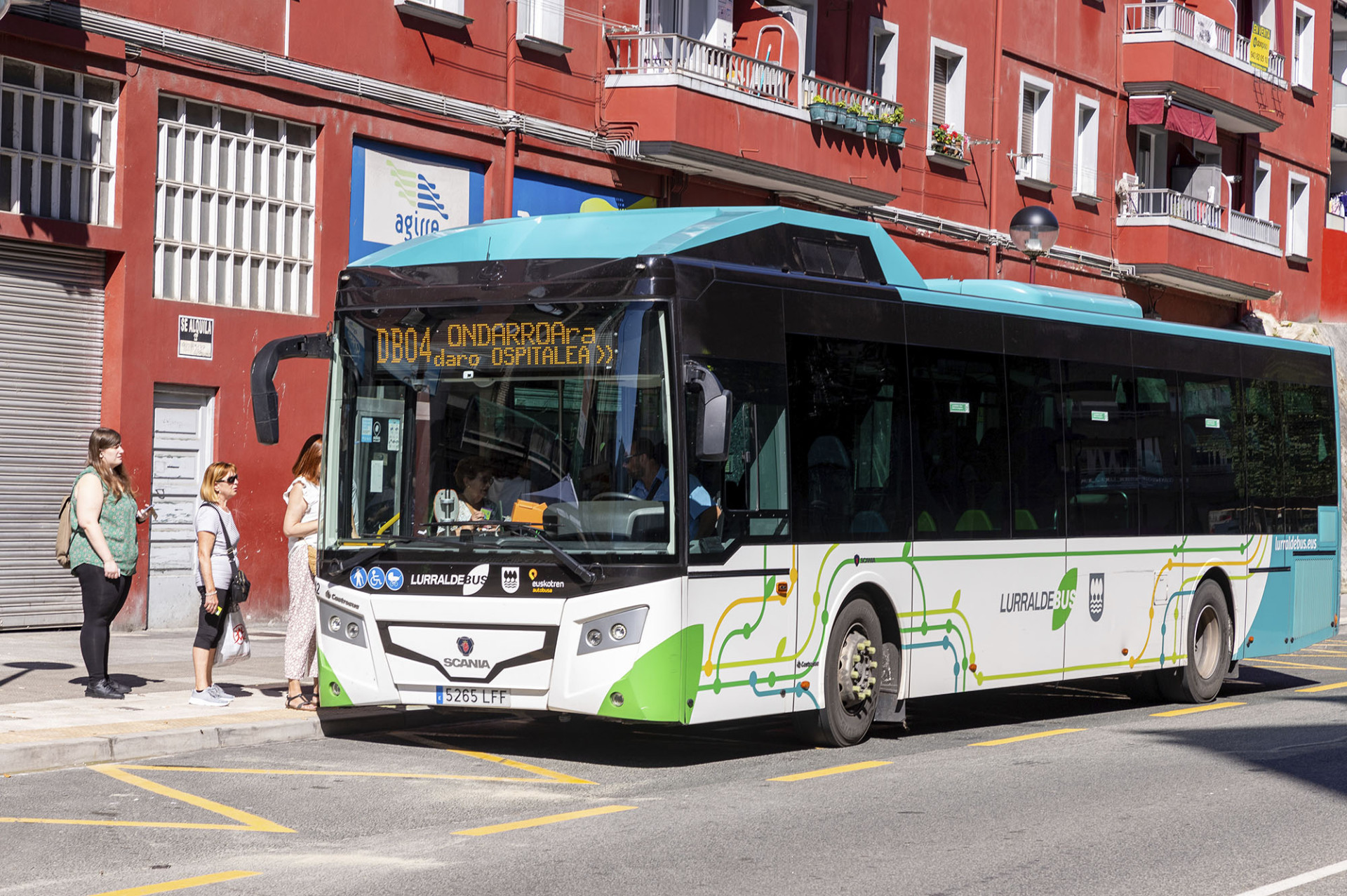El vehículo recoge pasajeros/as en la Avda. de Bizkaia