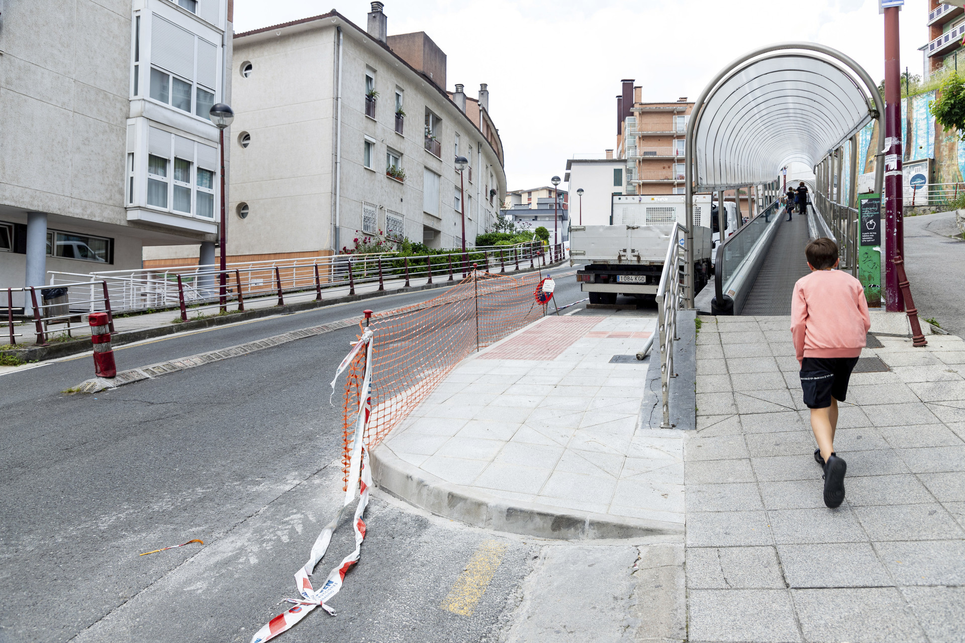Un joven se dirige a la rampa y a su izquierda la nueva salida