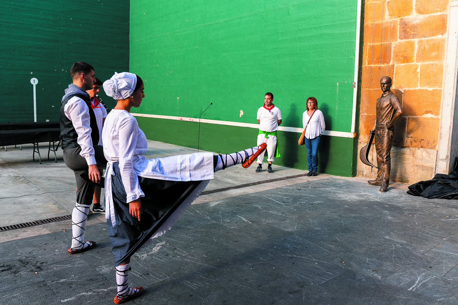 Txistulari y dantzaris frente a la estatua