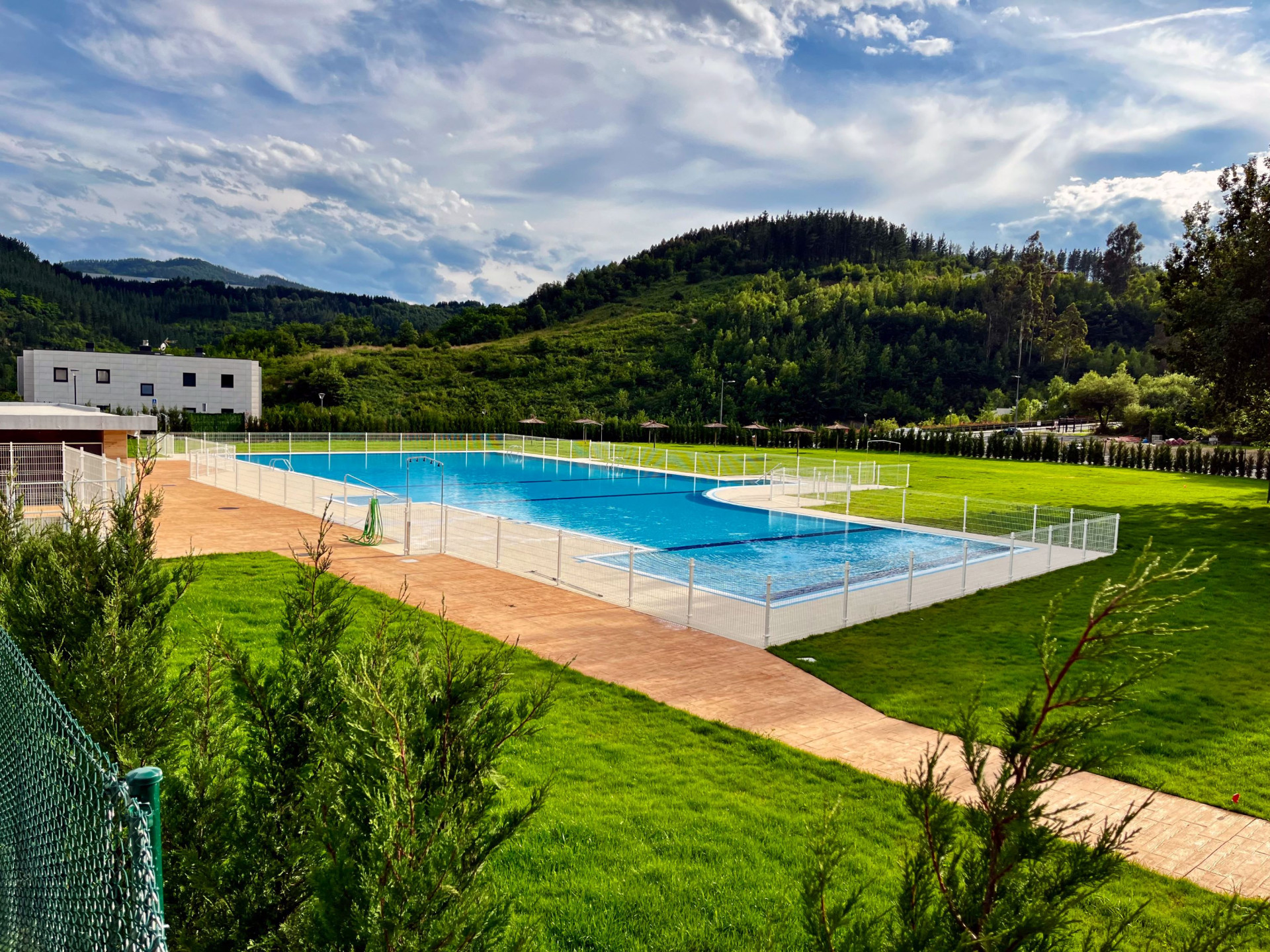 Vista general de las piscinas descubiertas de Ermua | Ermuko igerileku estaligabeen bista orokorra