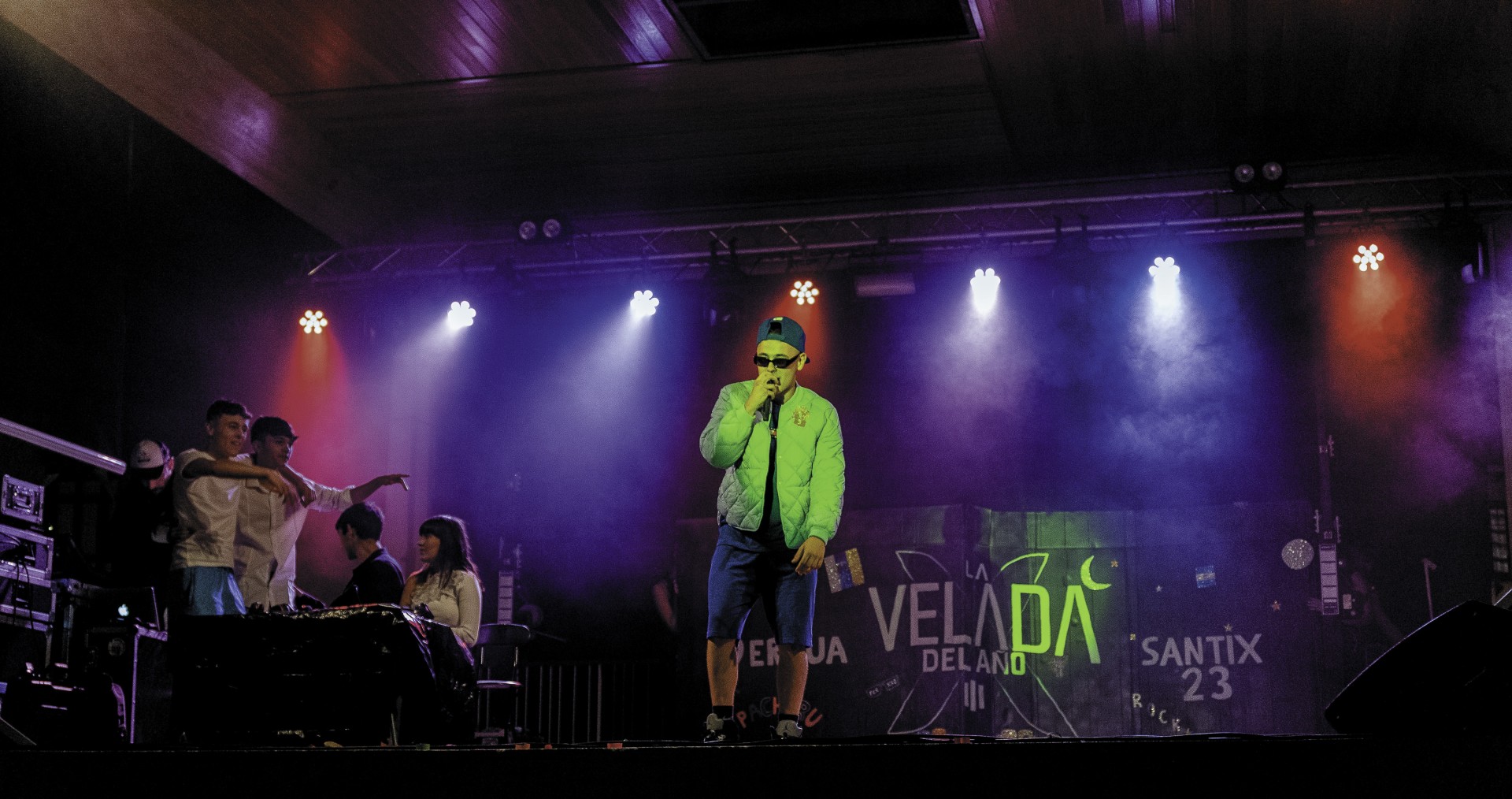 Uno de los grupos durante su interpretación