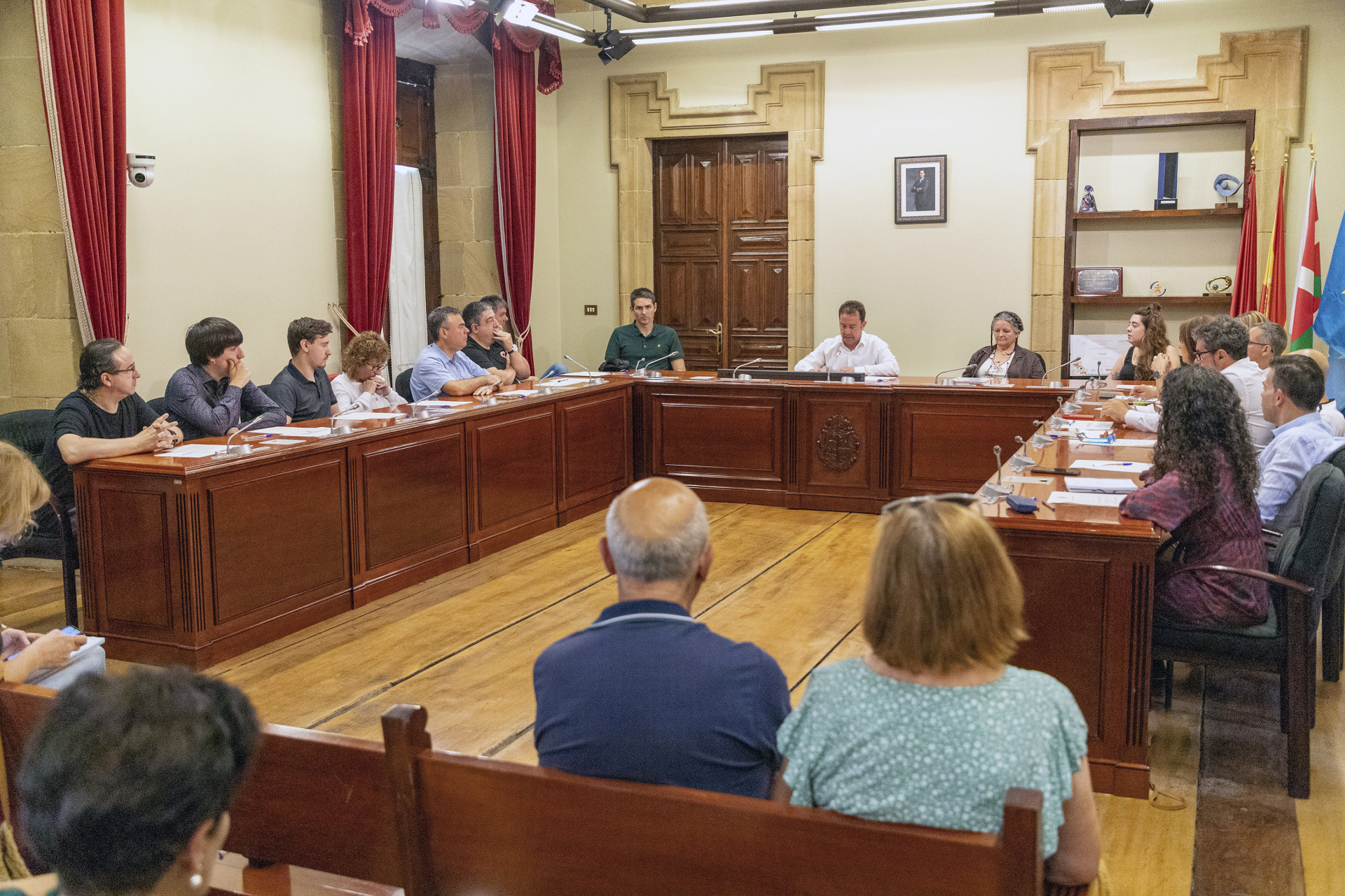 Los corporativos/as durante la sesión