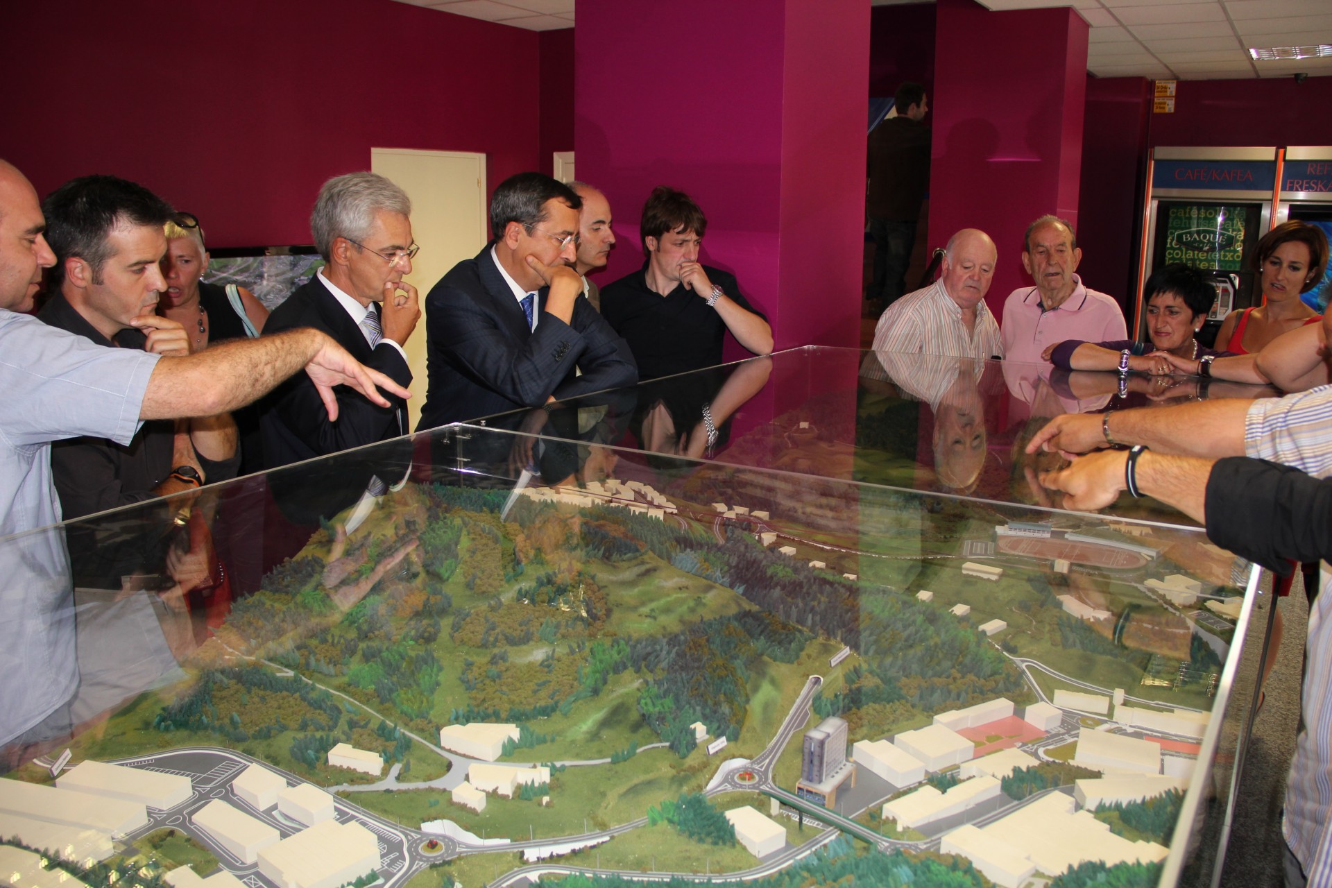 Acto de inauguración de las maquetas de la variante de Ermua