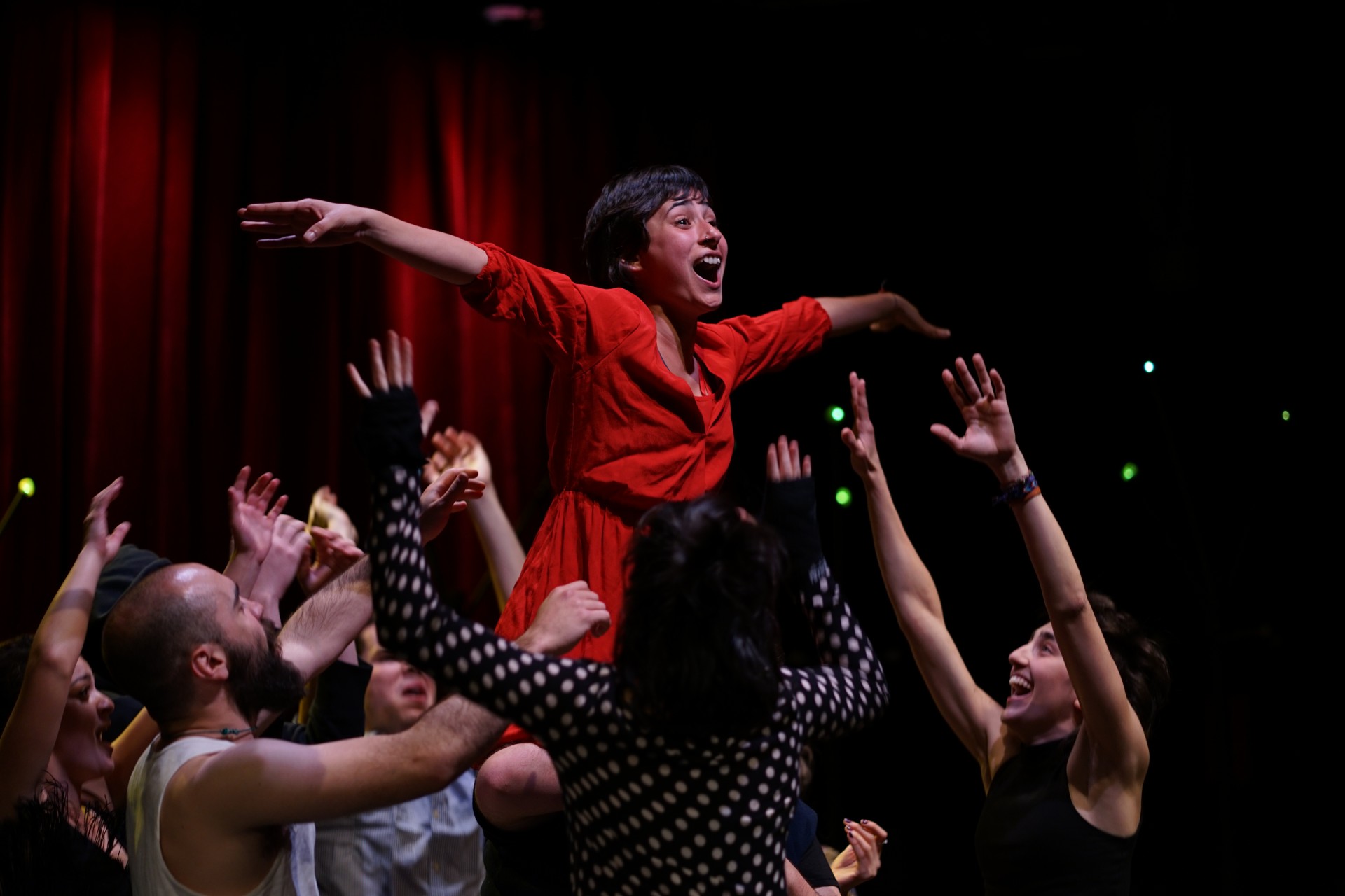 Actores y actrices participantes durante la representación