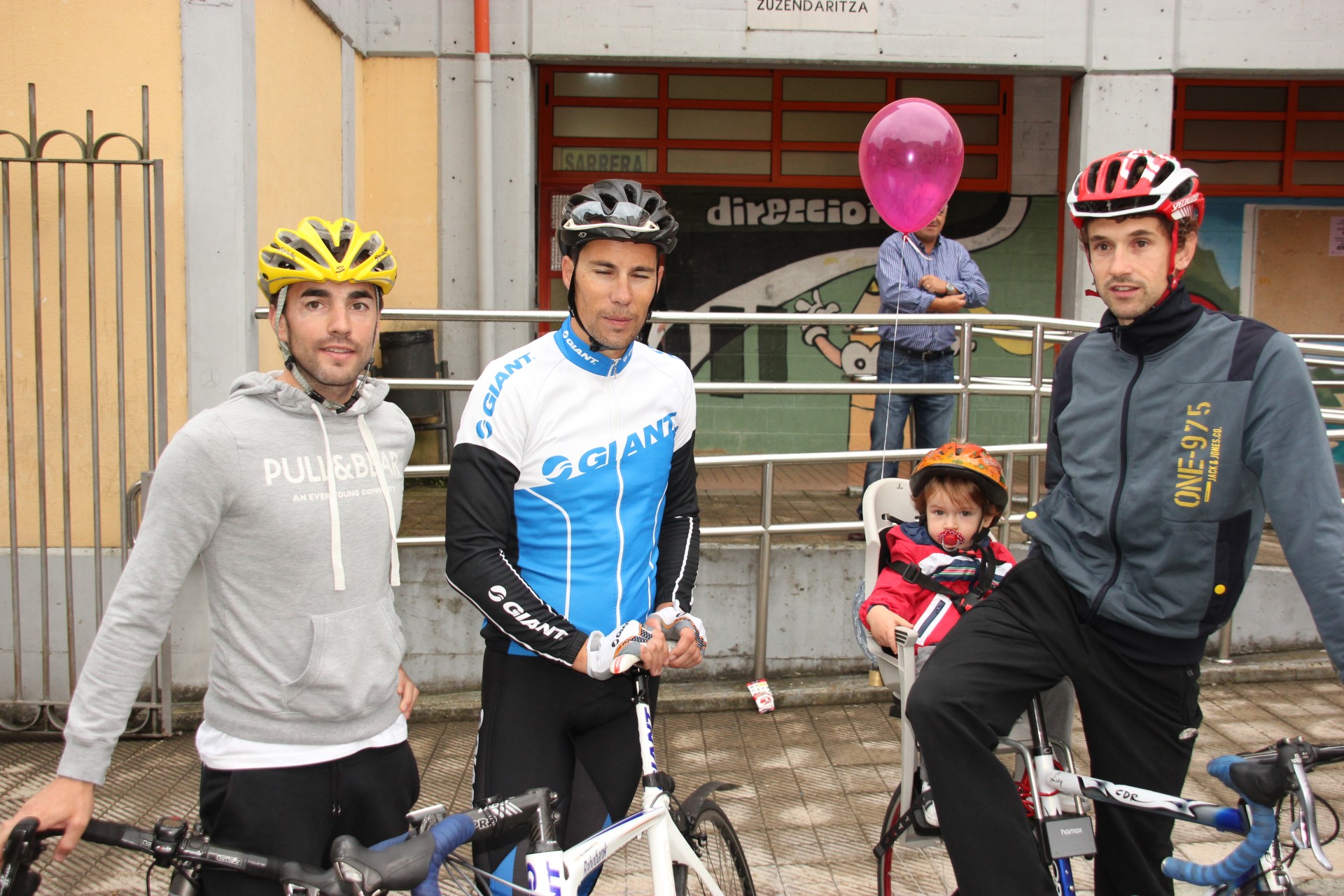 Aitor Galdós, Pedro Horrillo y Aitor Hernández junto a su hijo