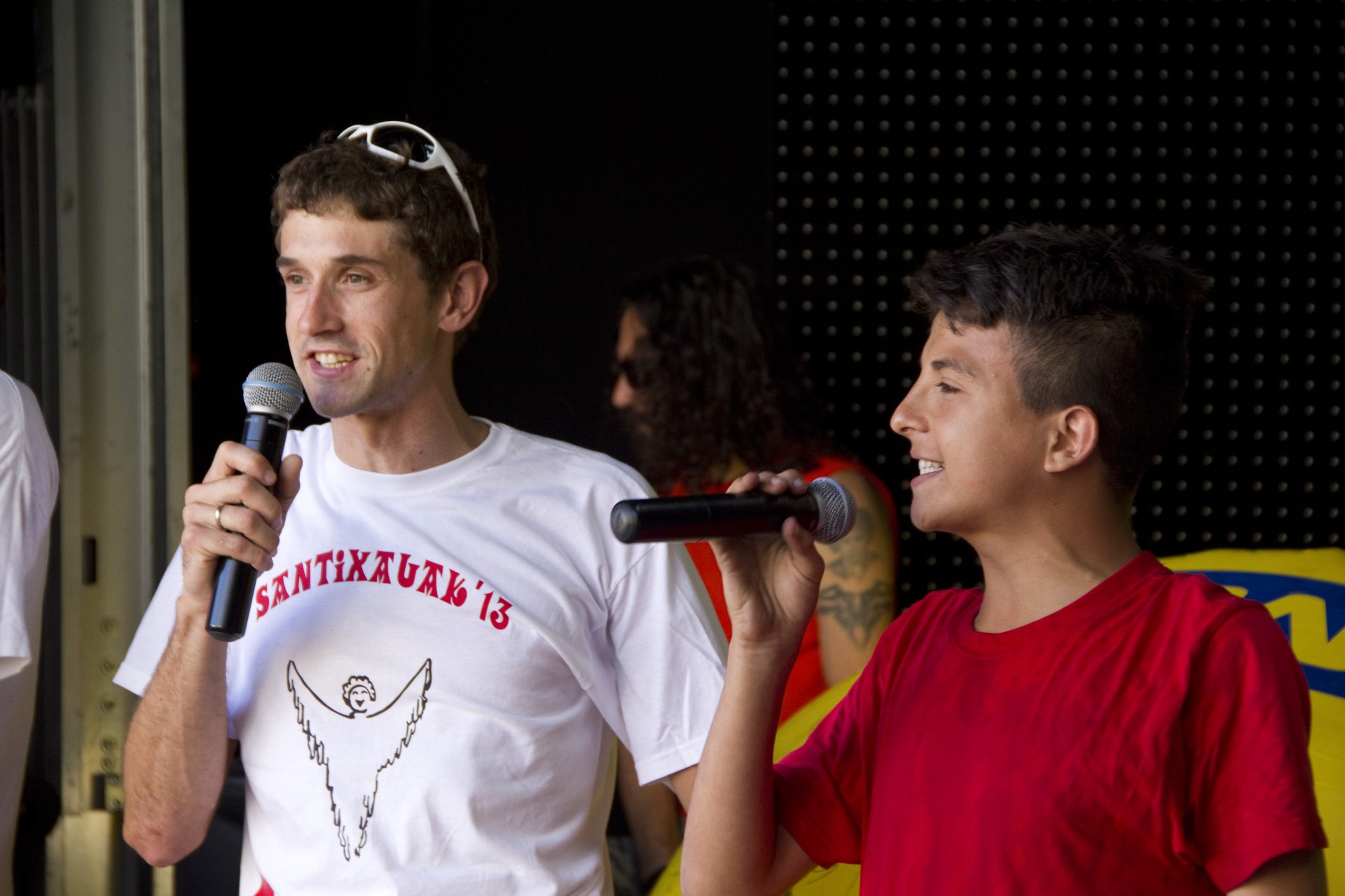 Aitor Hernández e Iker Elustondo animando al público