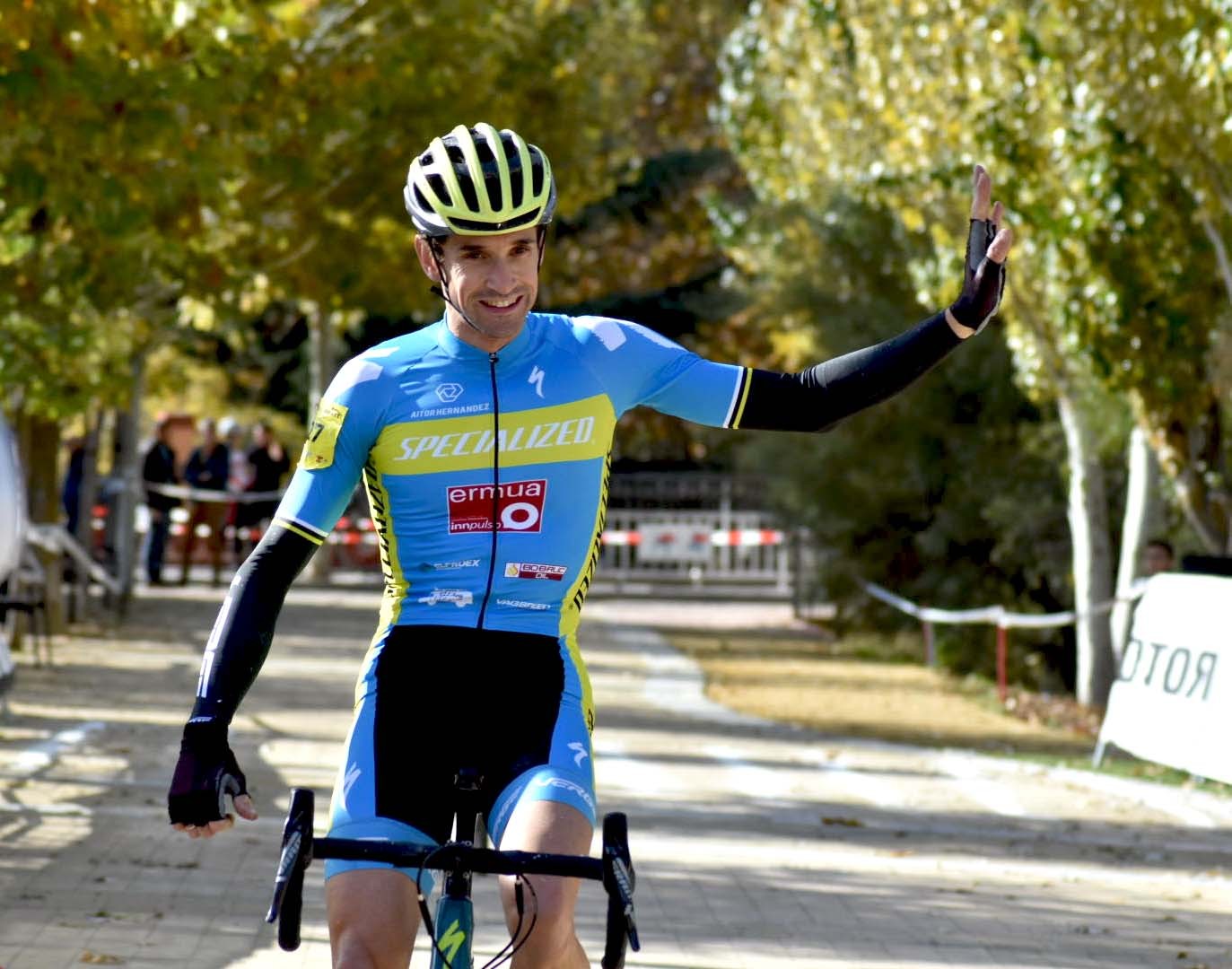 Aitor Hernández saluda al público