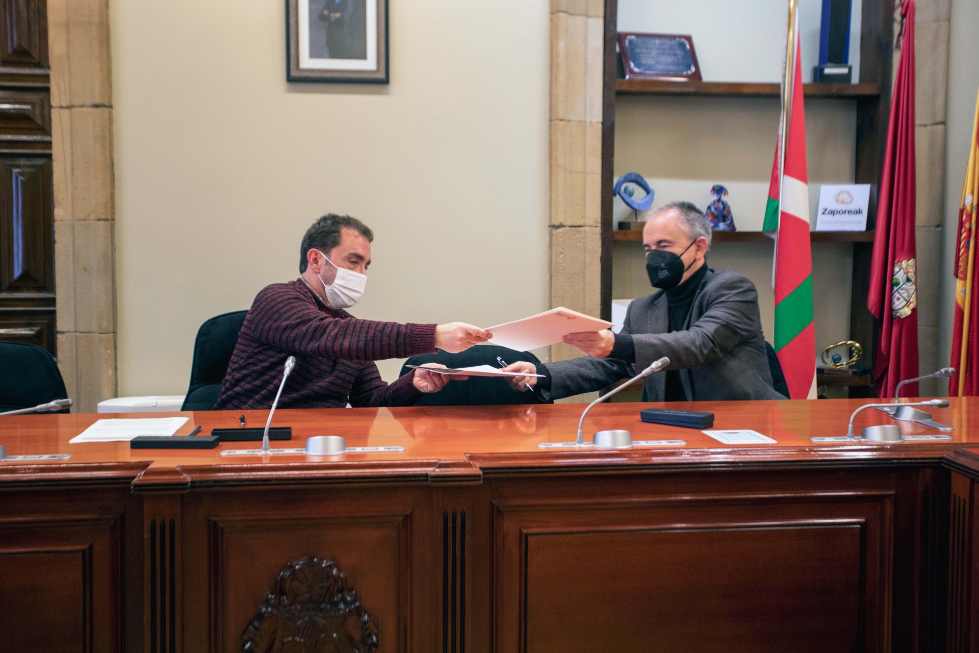 Alcalde y director intercambian los ejemplares