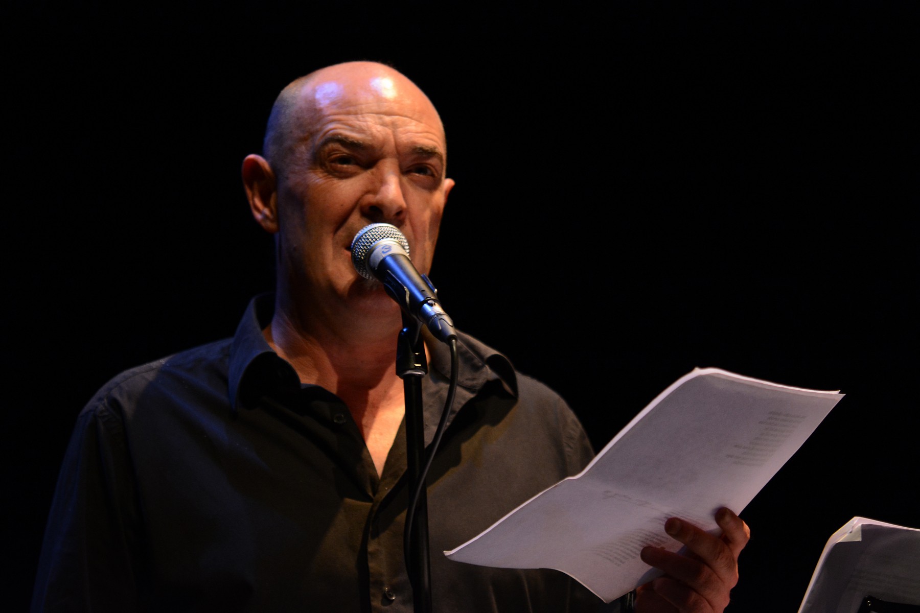 Andoni Egaña recitando un verso