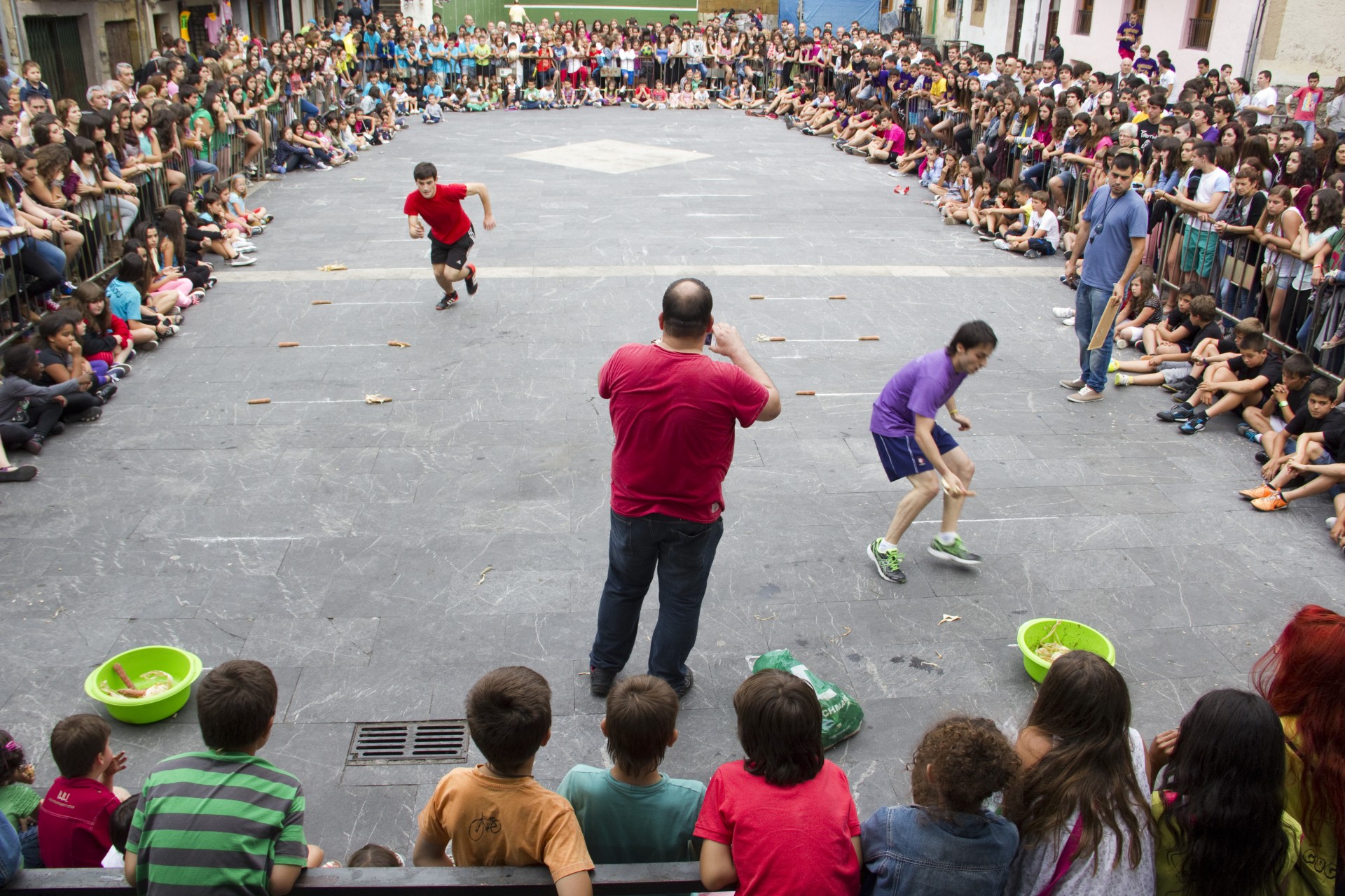 Apretado duelo en su último trance