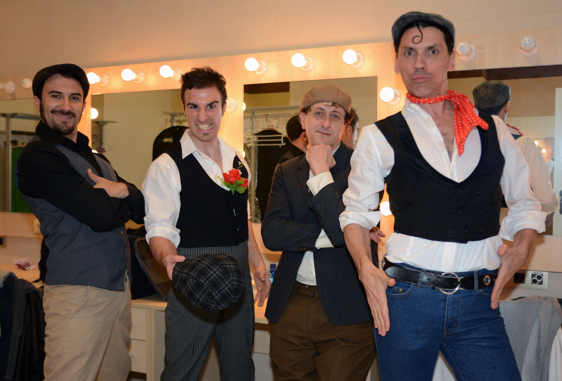 Artistas de la obra de teatro en los camerinos del Ermua Antzokia