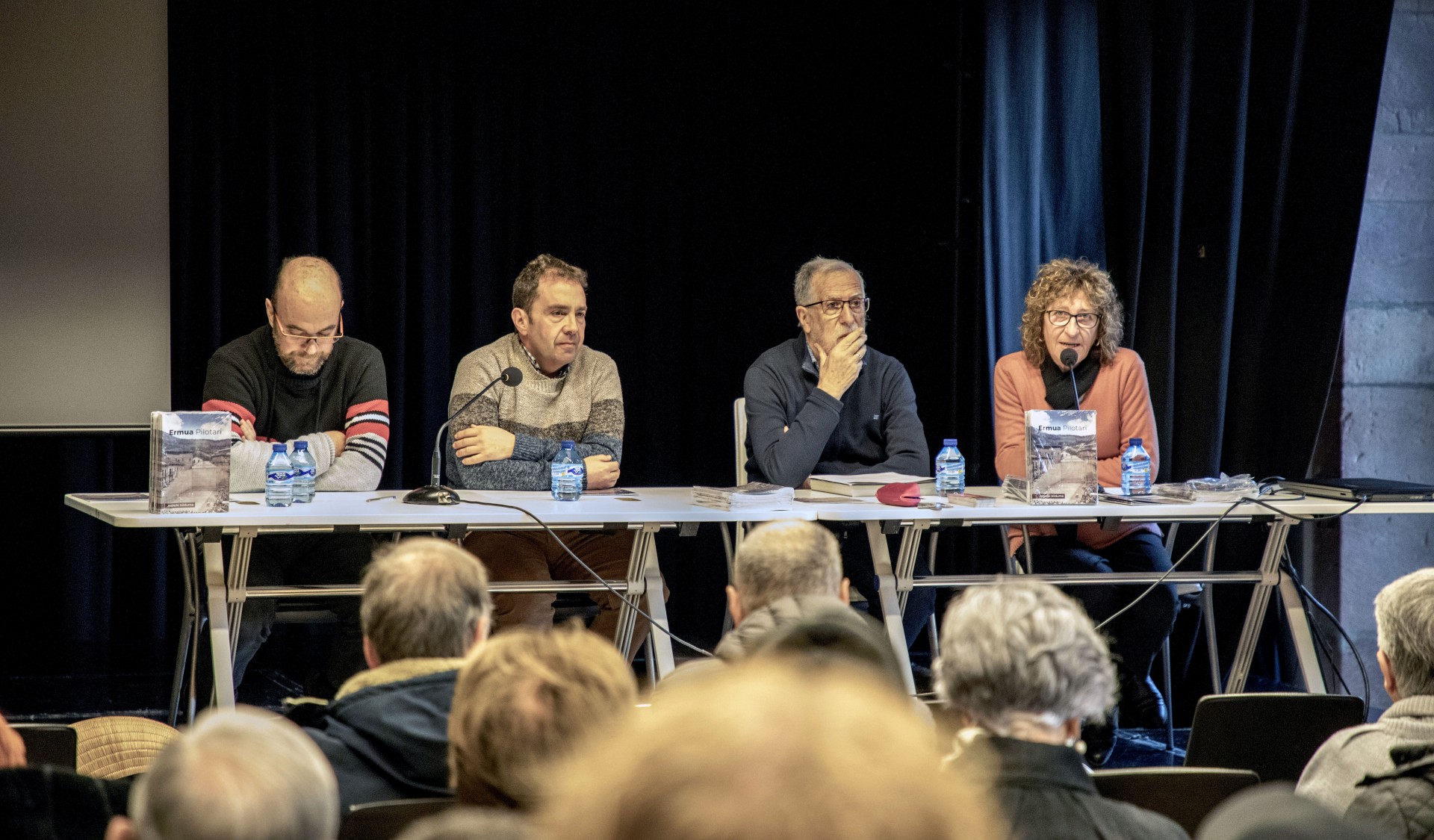 Aurkezpen ekitaldiko mahaian Aurkezpen ekitaldiko mahaian