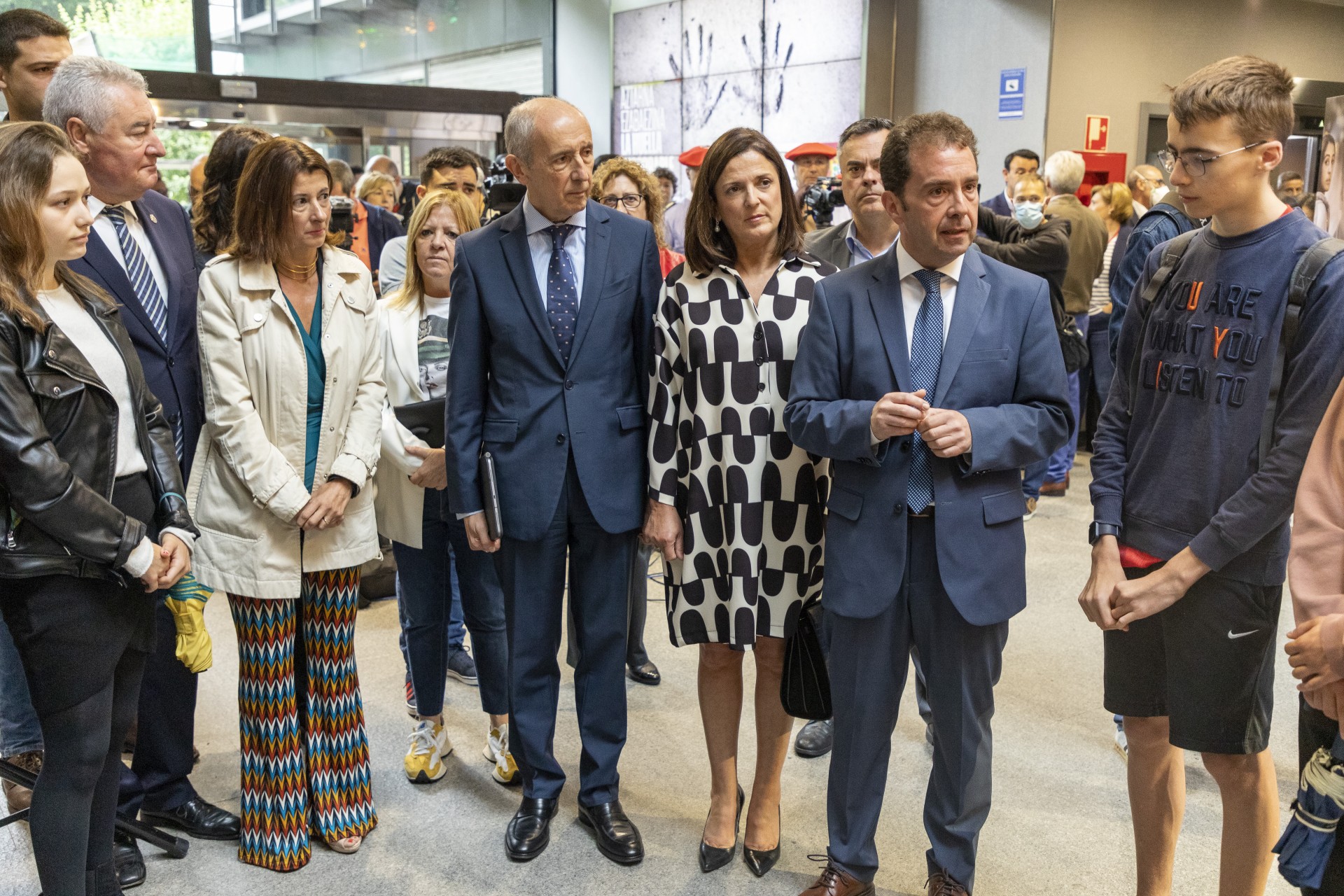 Autoridades hablan con las familias y los/as jóvenes