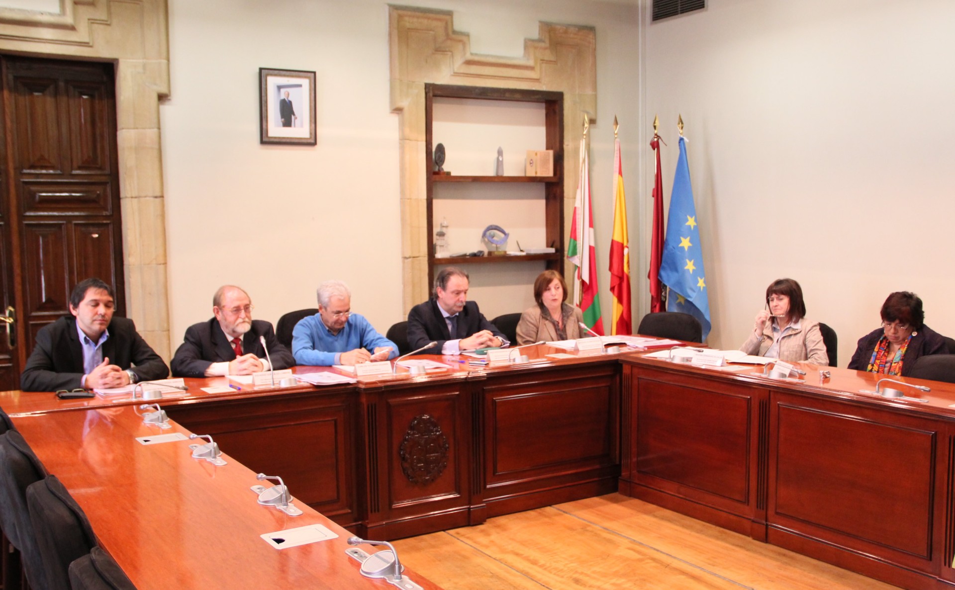 Autoridades y público congregado en el salón de plenos