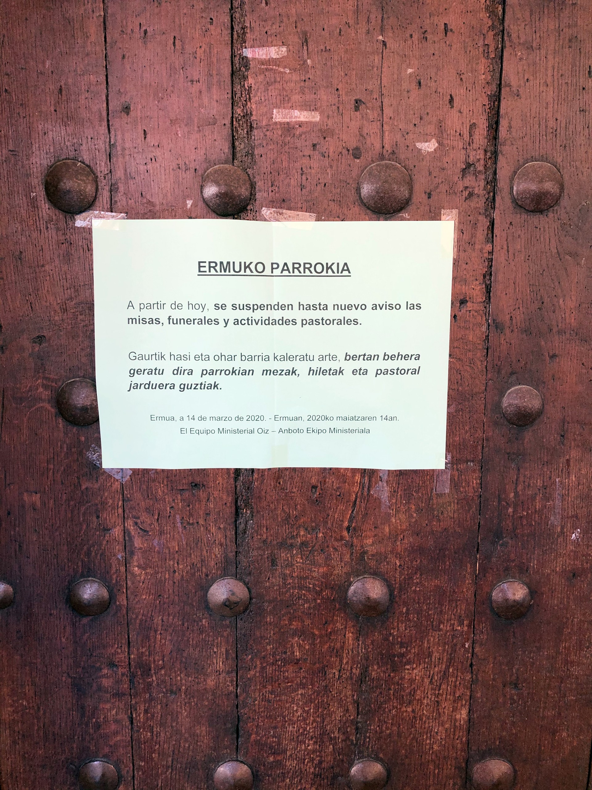 Aviso en la puerta de la iglesia