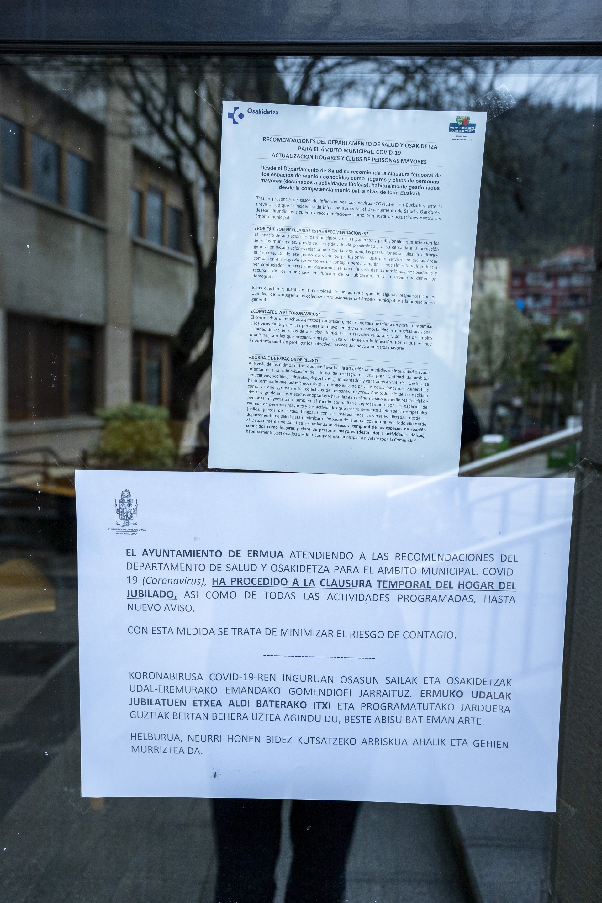 Aviso y nota en las puertas