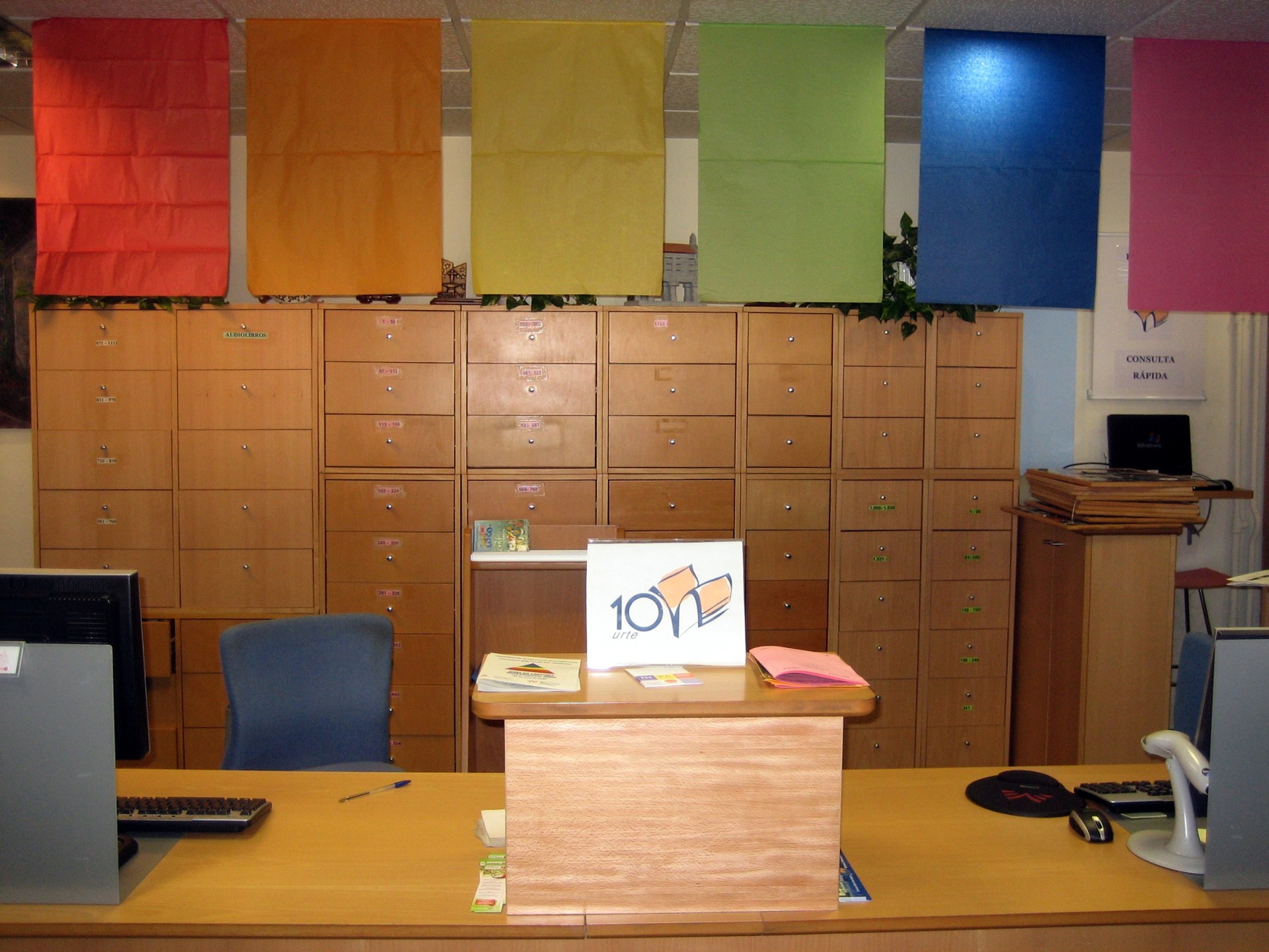 Banderas de colores en la biblioteca