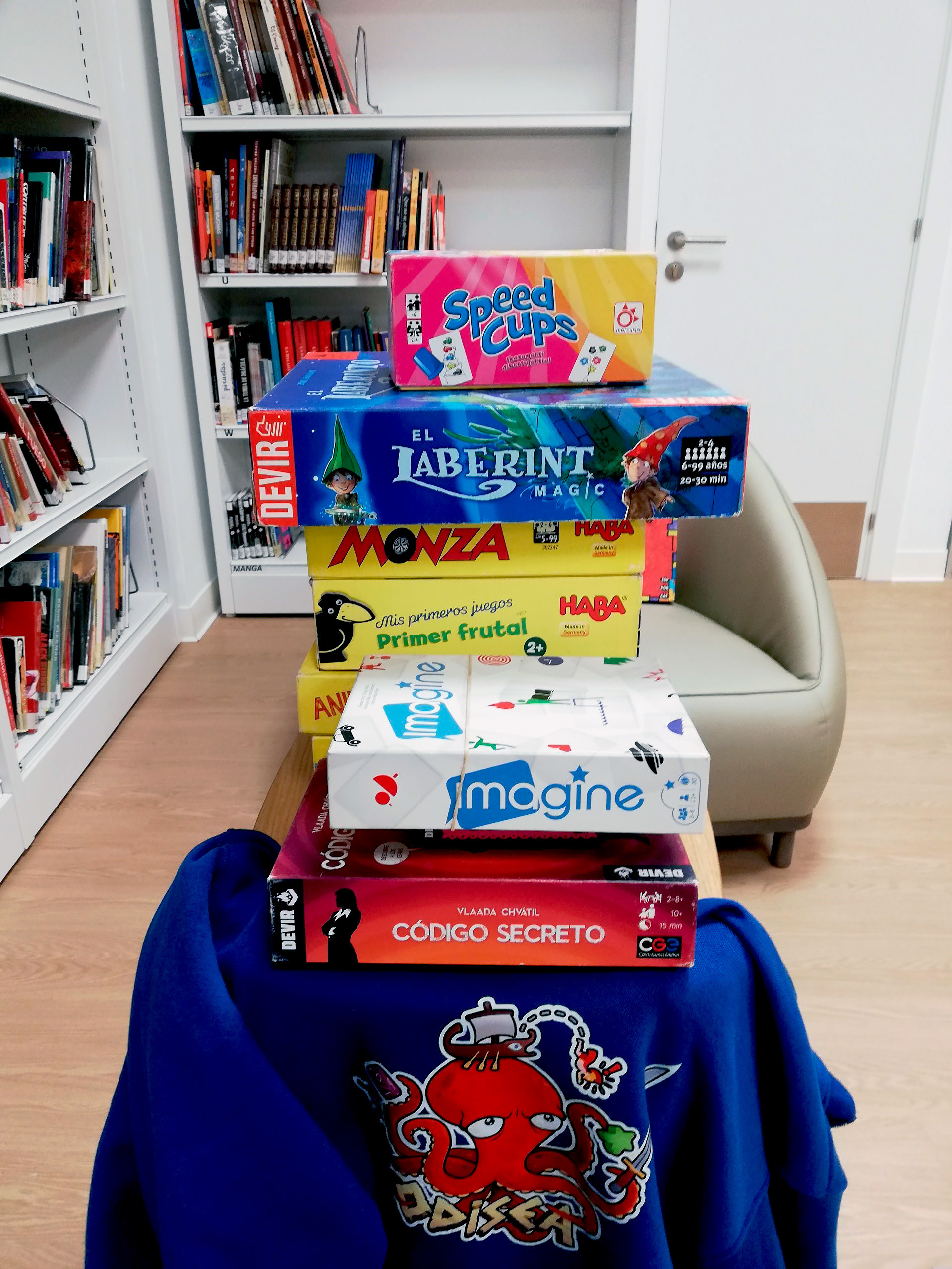 Mahai-joko hainbaten kaxak liburutegian