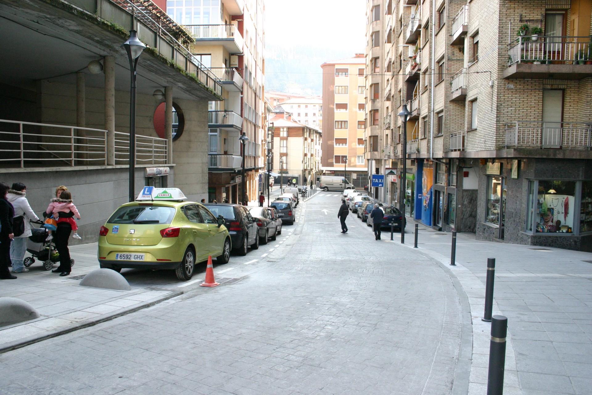 Calle de Probaleku tras la finalización de las obras del Plan de Revitalización Comercial