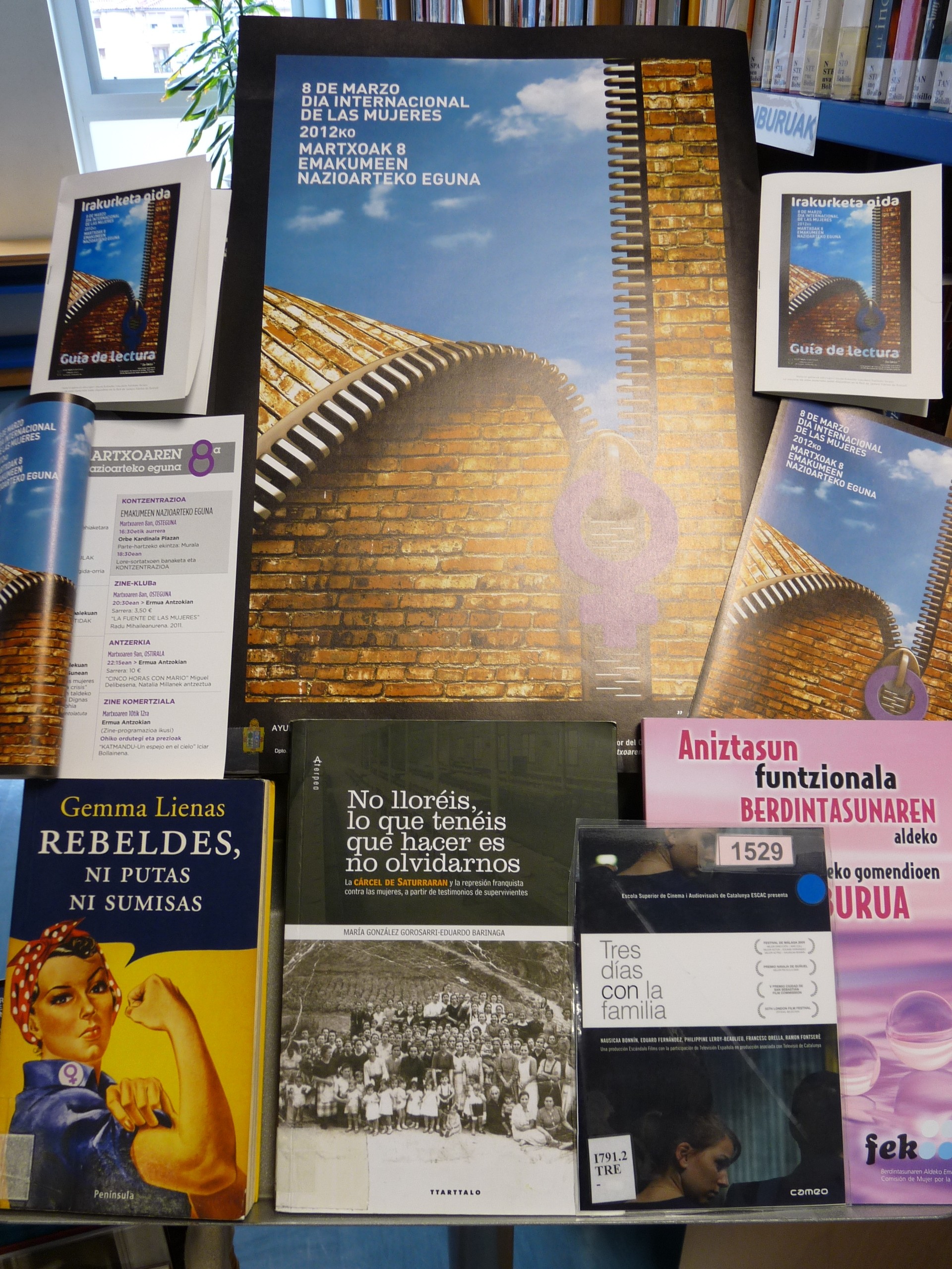 Cartel del 8 de marzo y materiales