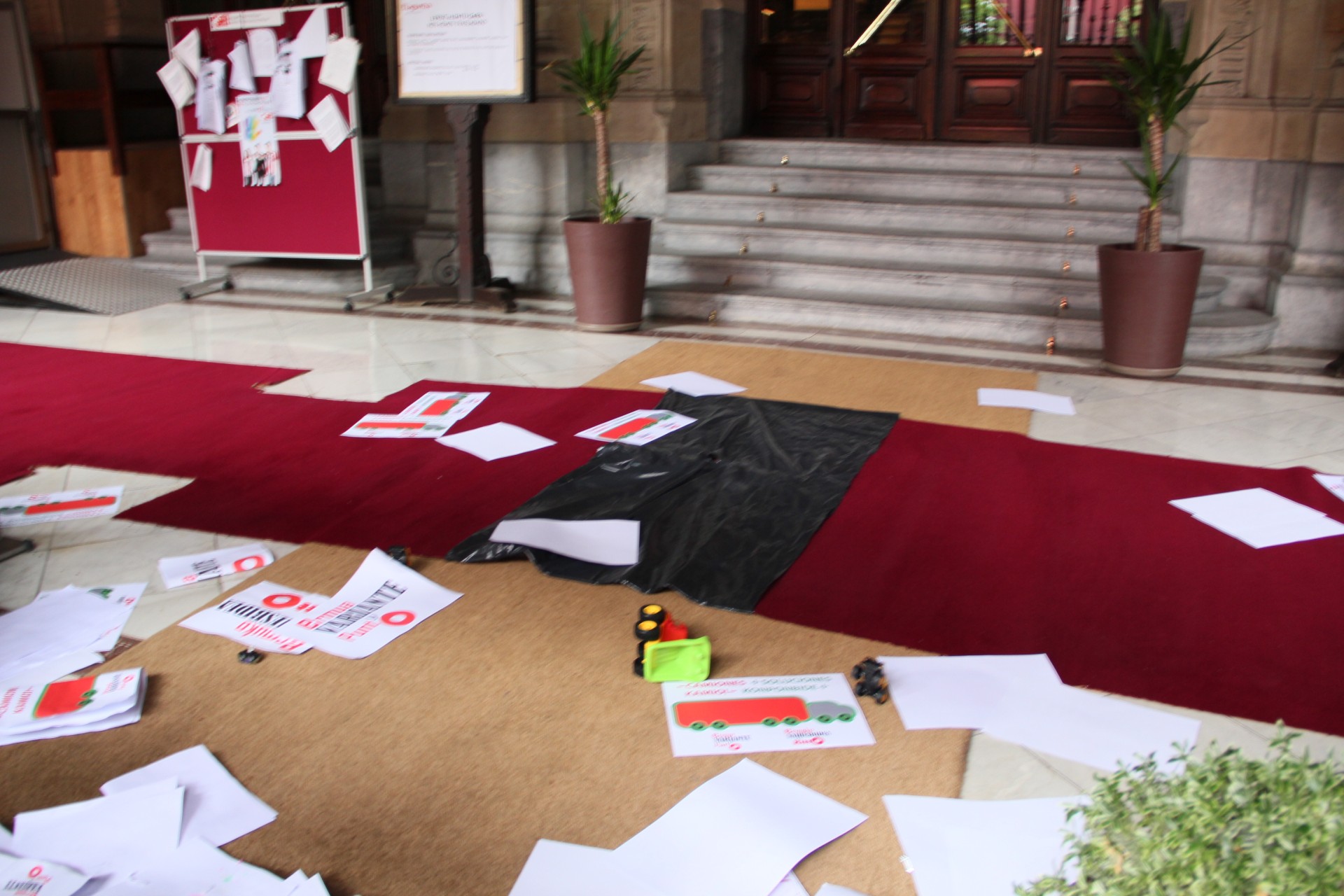 Carteles y camiones dejados en el interior de la Diputación de Bizkaia