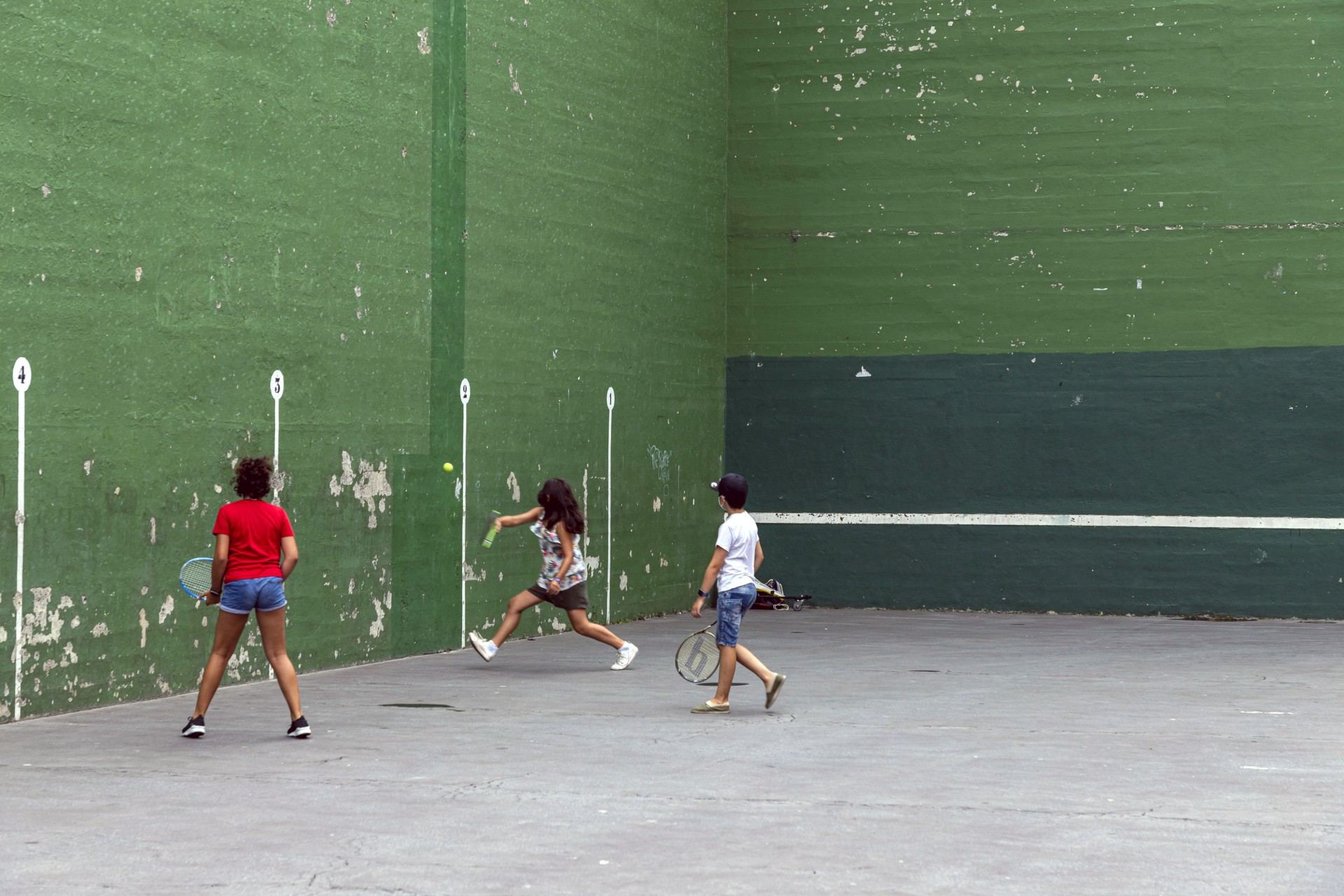 Chichos/as juegan a frontenis