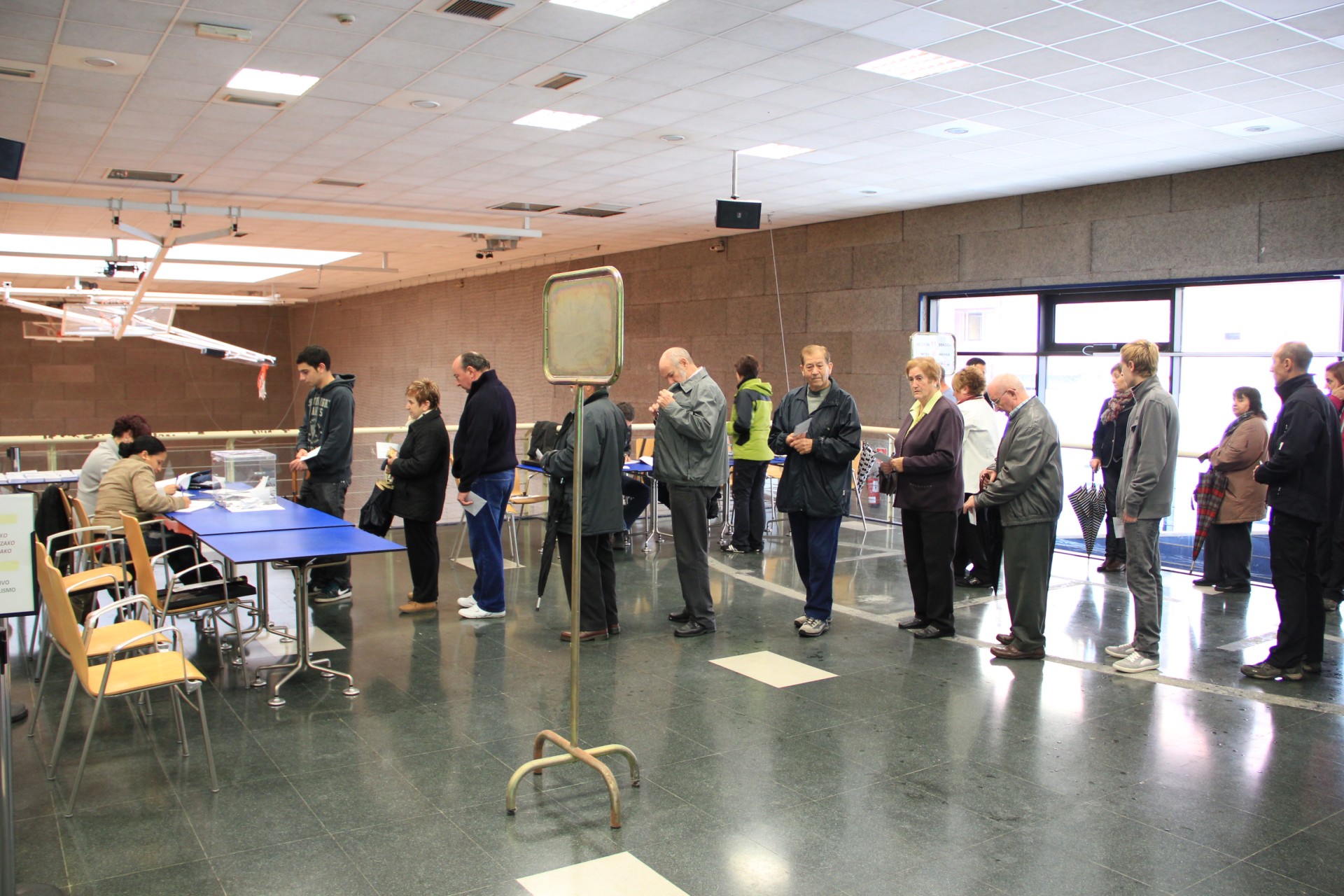 Colas a mediodía en el Polideportivo
