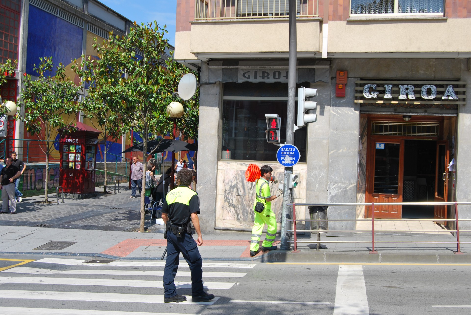 Colocación de semaforos animados, con indicador de tiempo en Ermua (Bizkaia) para incrementar la seguridad vial