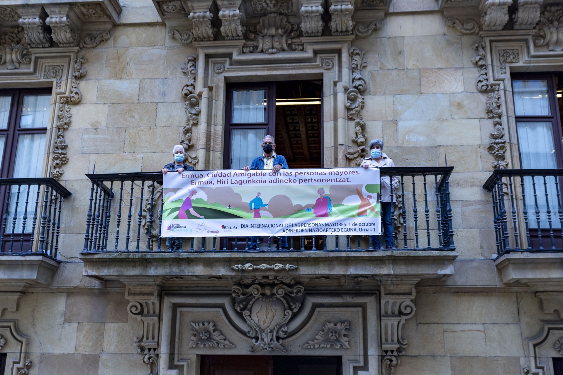 Colocando la pancarta en la Casa Consistorial