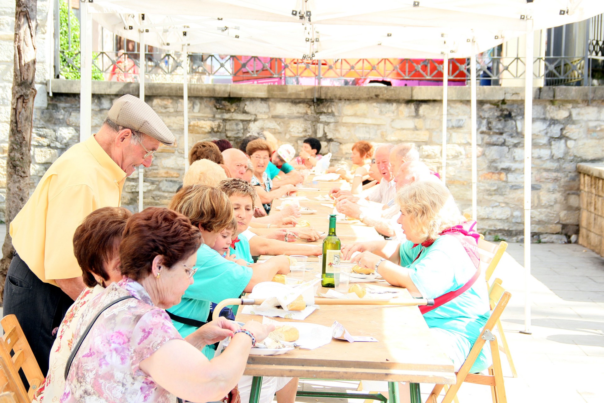 Comida de las sardinas repartidas por el Hogar de los jubilados/as