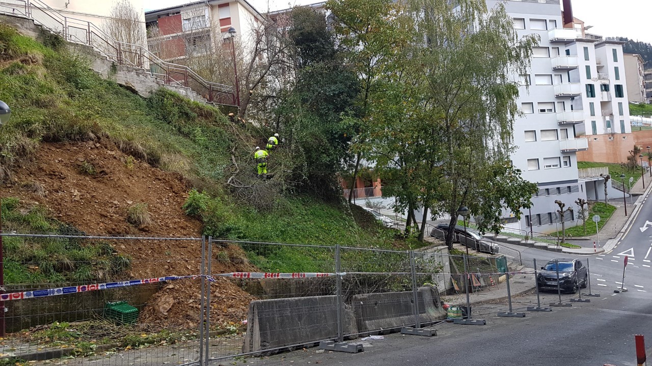 Comienzan las obras de refuerzo del talud de Aldapa