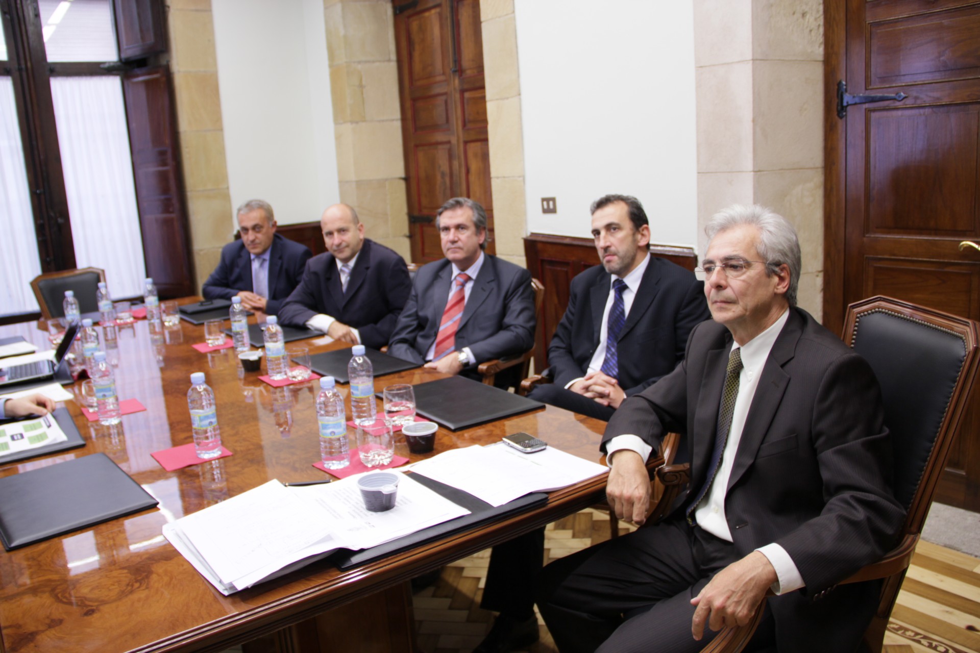 Consejero de Industria del Gobierno Vasco y su equipo en Ermua