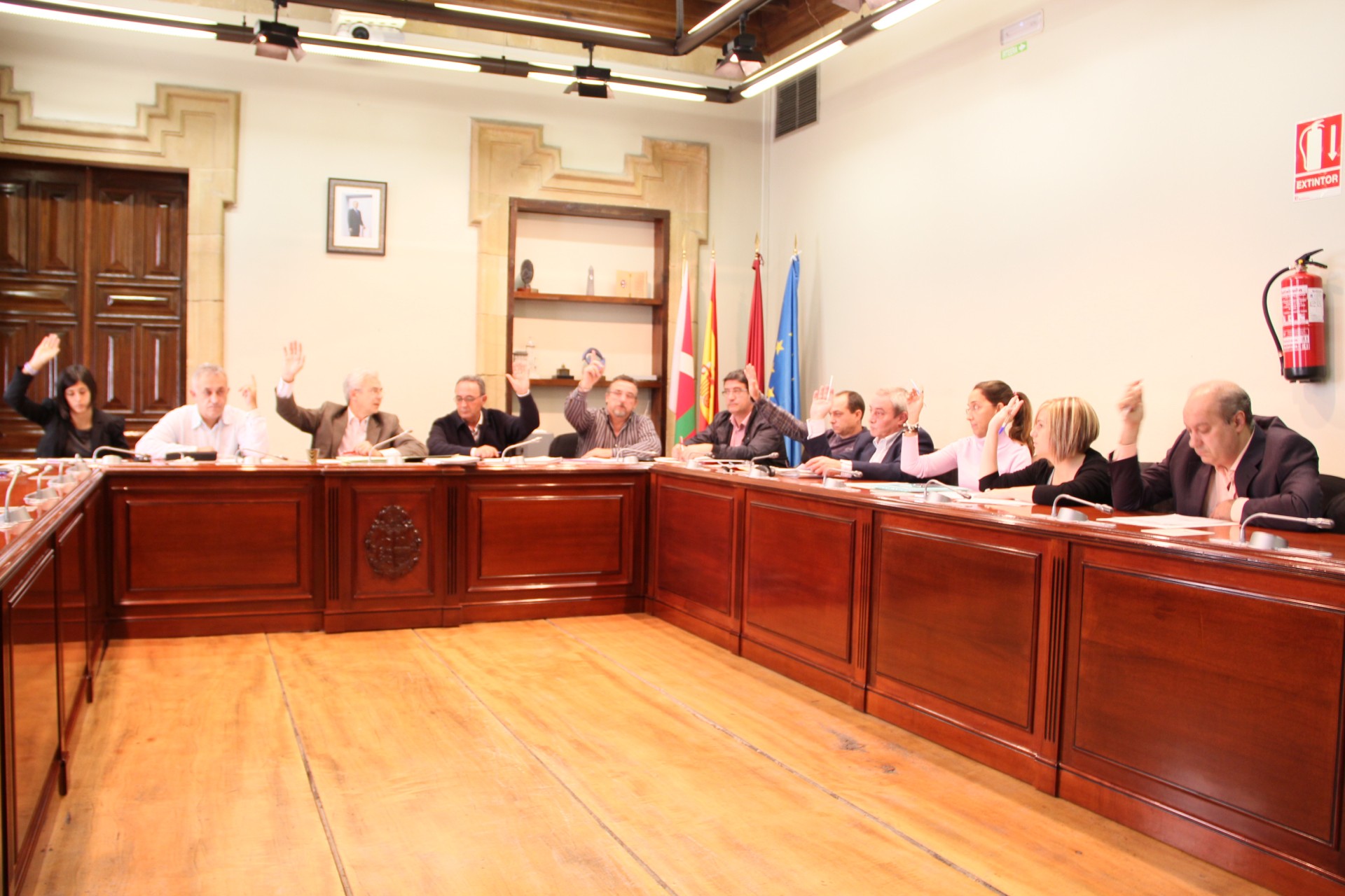 Corporación votando una moción