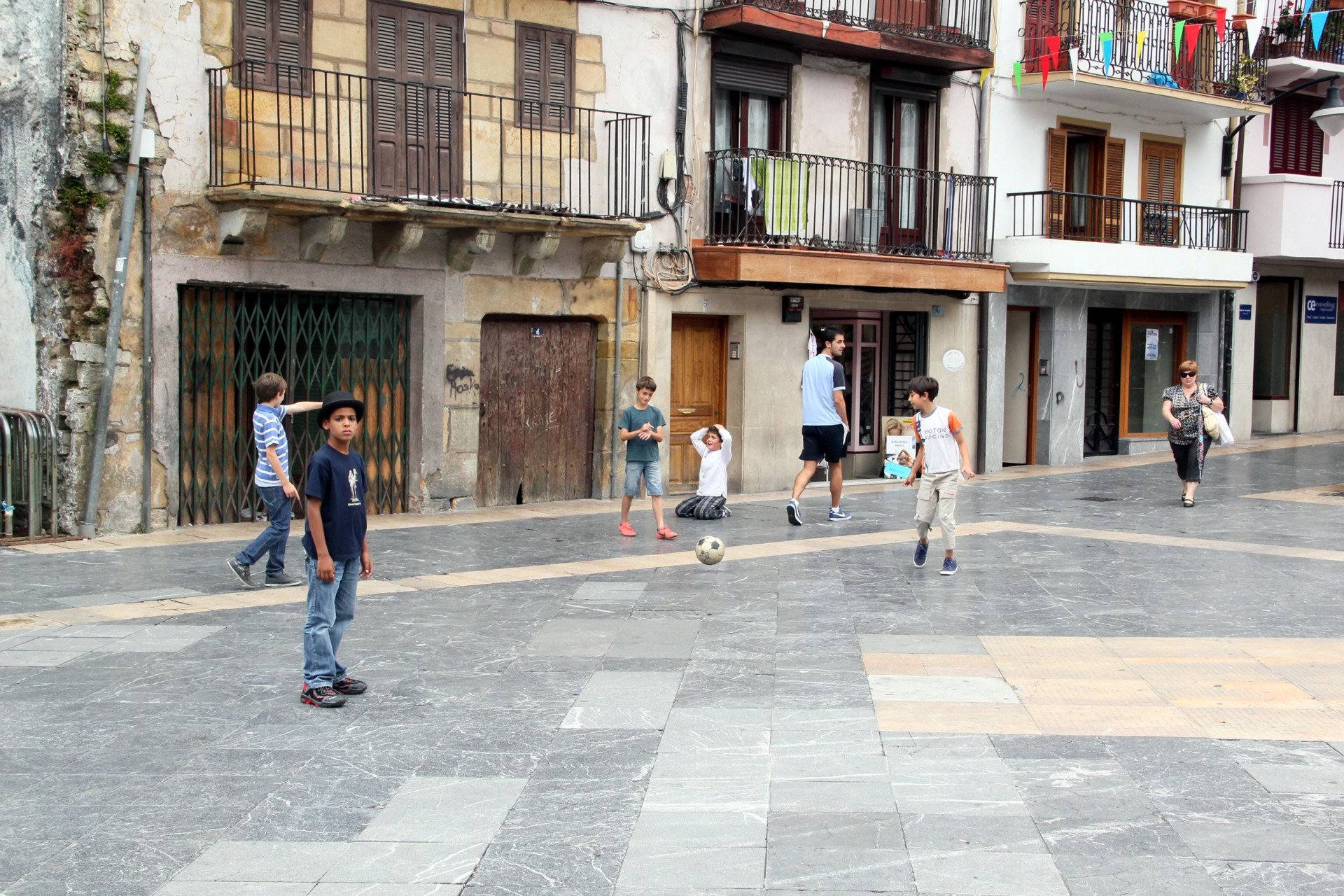 Cuadrilla de niños jugando