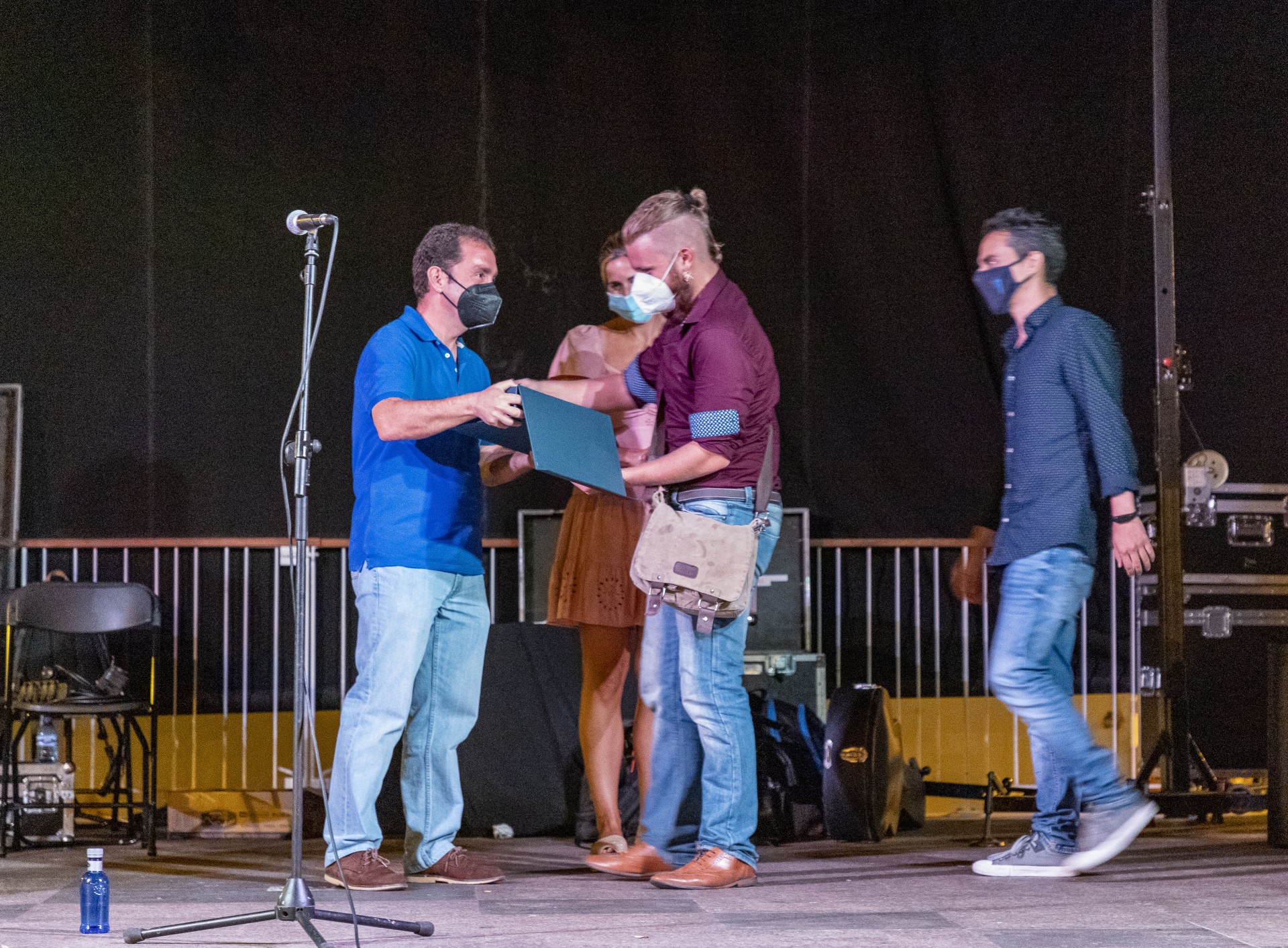 Deira recoge el premio de manos del alcalde