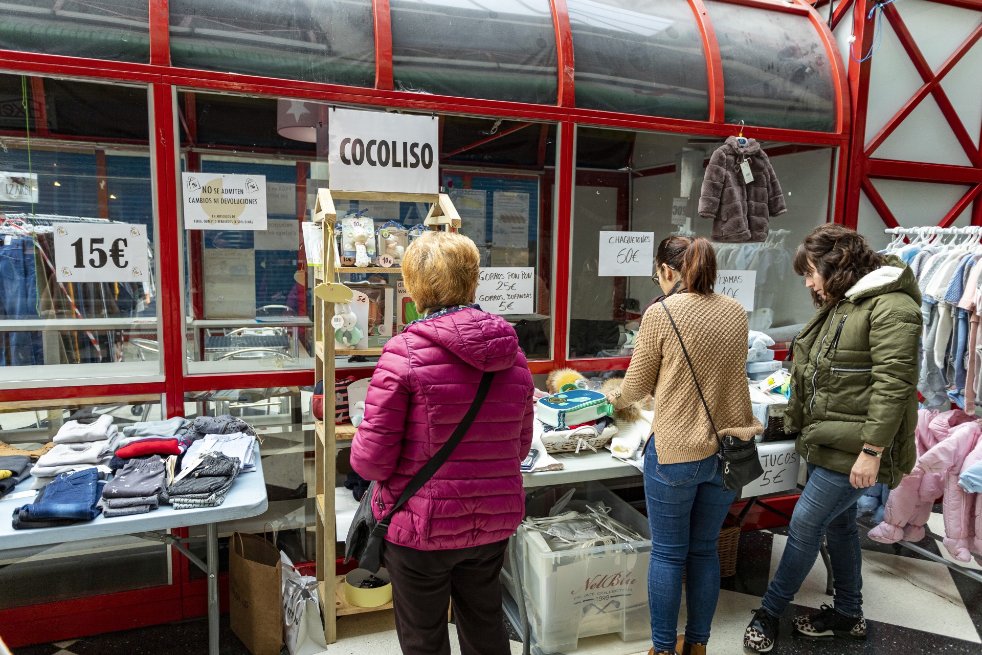 Dependienta y clientas de Cocoliso