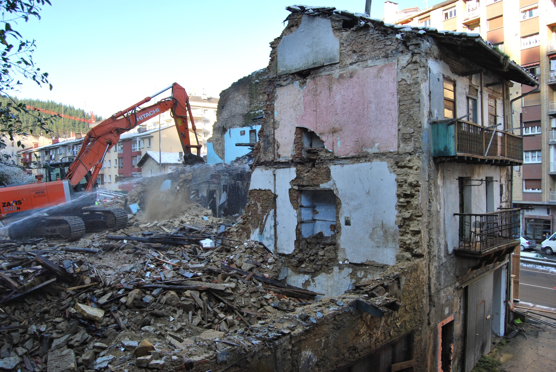 Derribo Avda. Bizkaia 19-21, 'Kaltxango' de Ermua