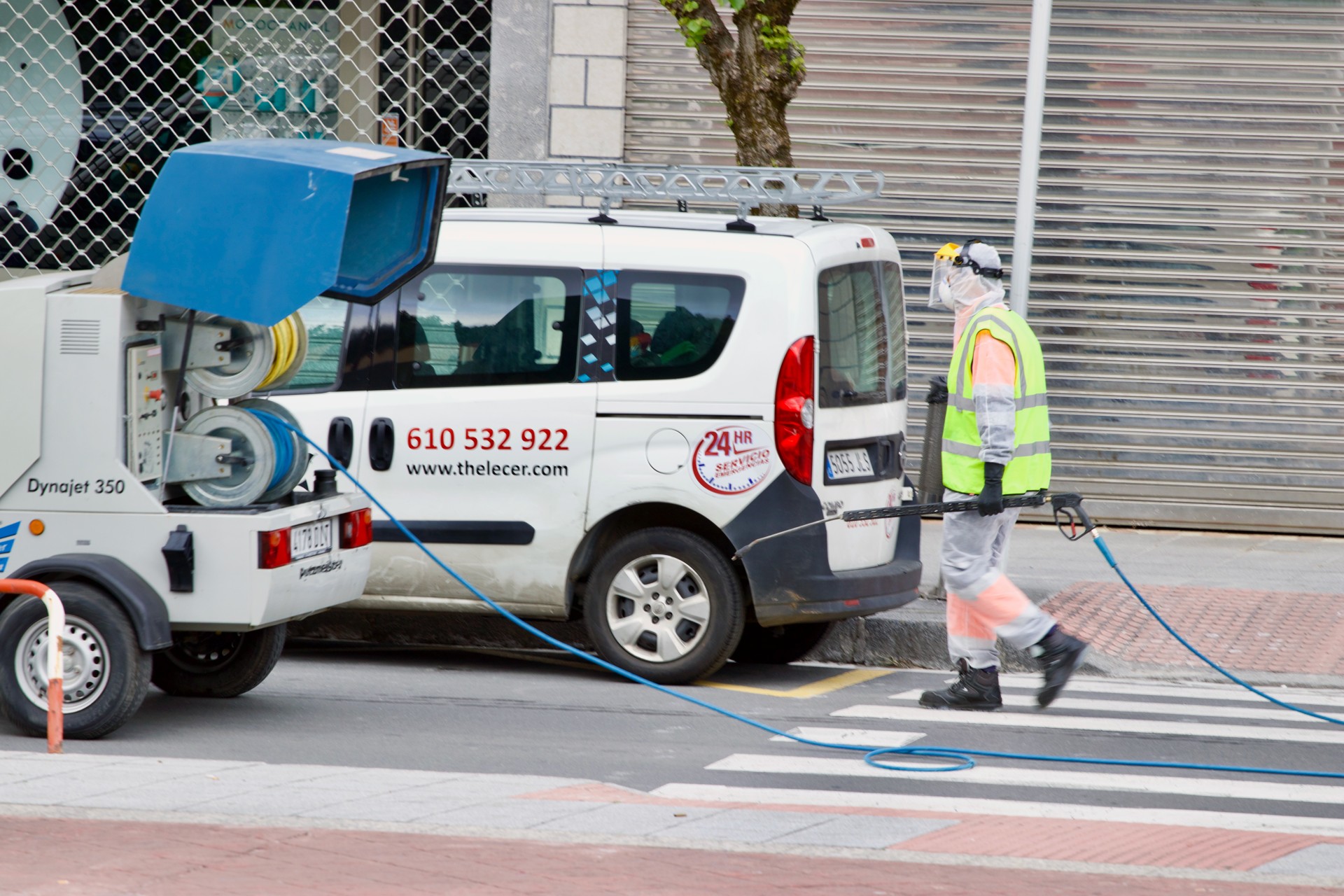 Desinfección con motobomba en una calle de Ermua