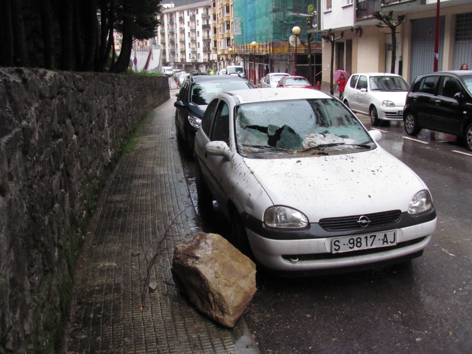Desprendimiento de material rocoso en calle Goienkale nº 31 Desprendimiento de material rocoso en calle Goienkale nº 31