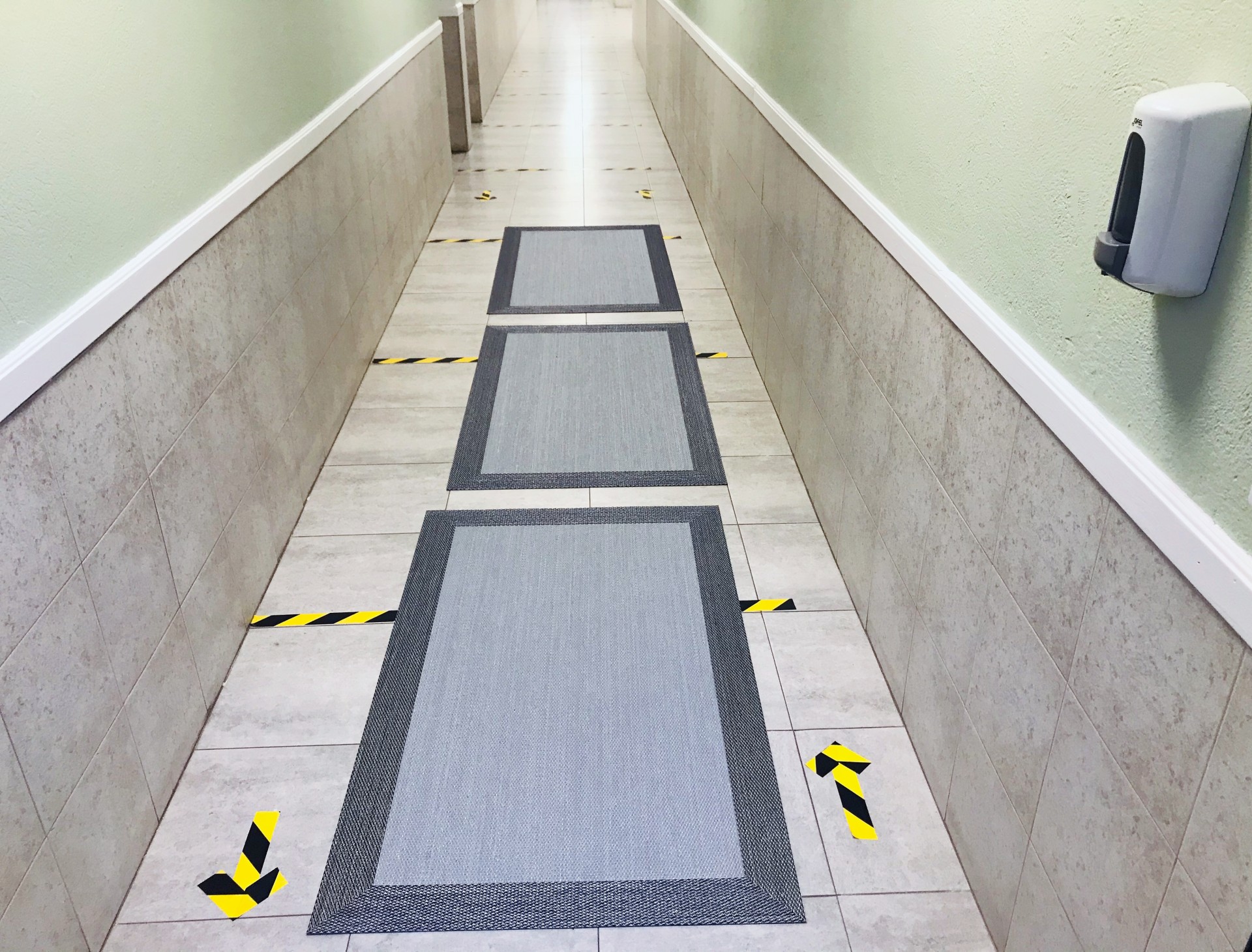 Detalle de las alfombras, macha y dosificador