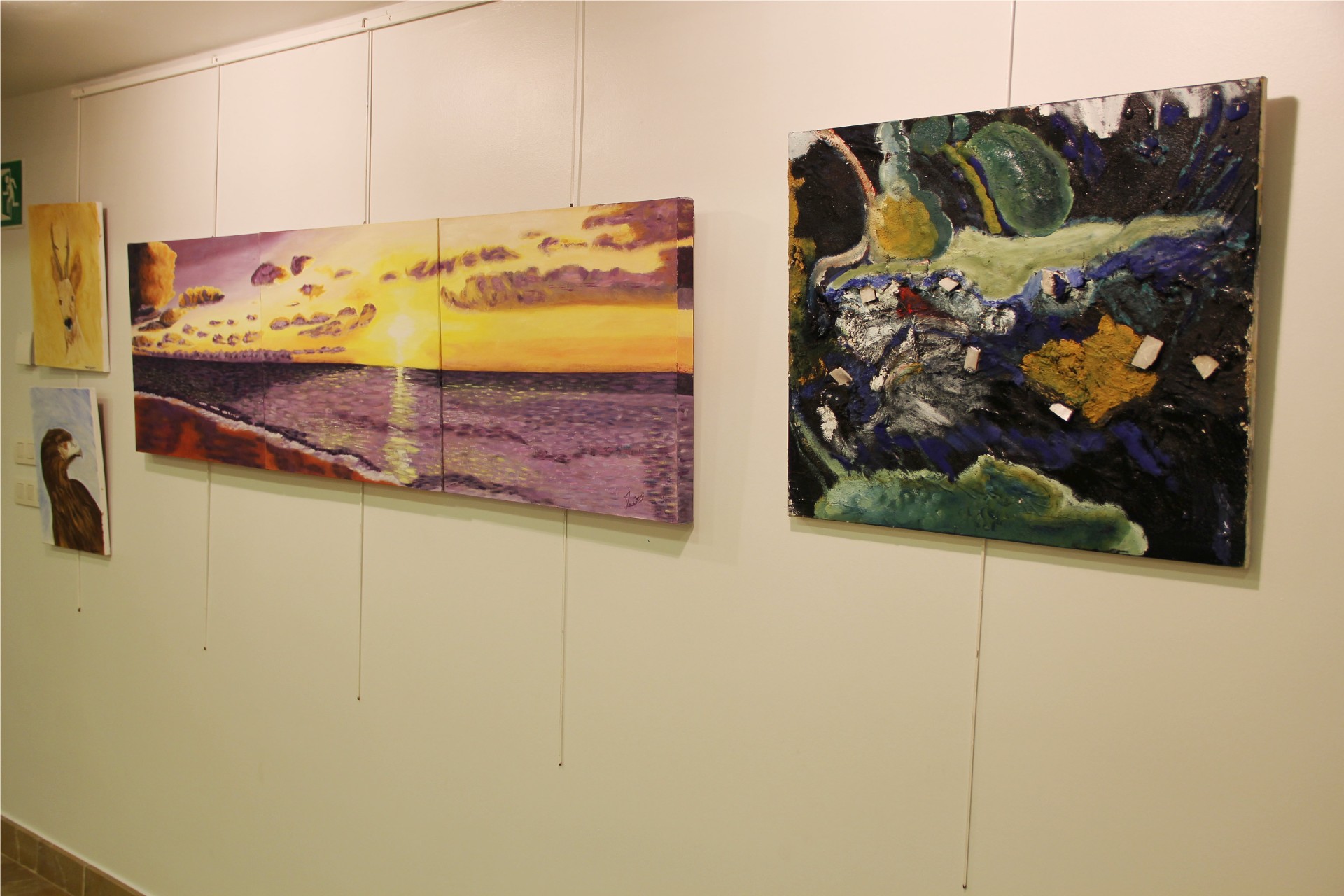 Detalle de los cuadros de la exposición