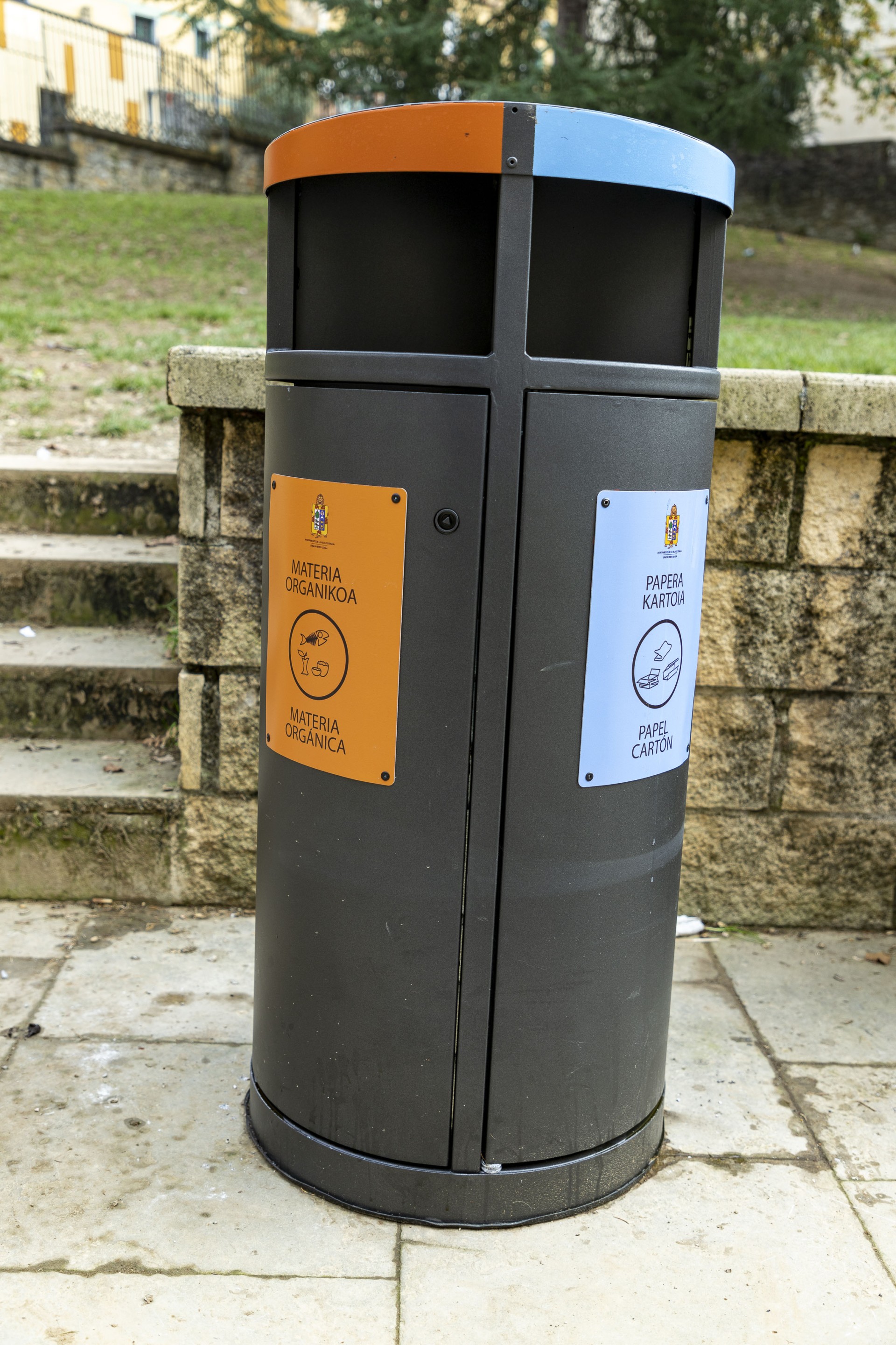 detalle de una papelera nueva