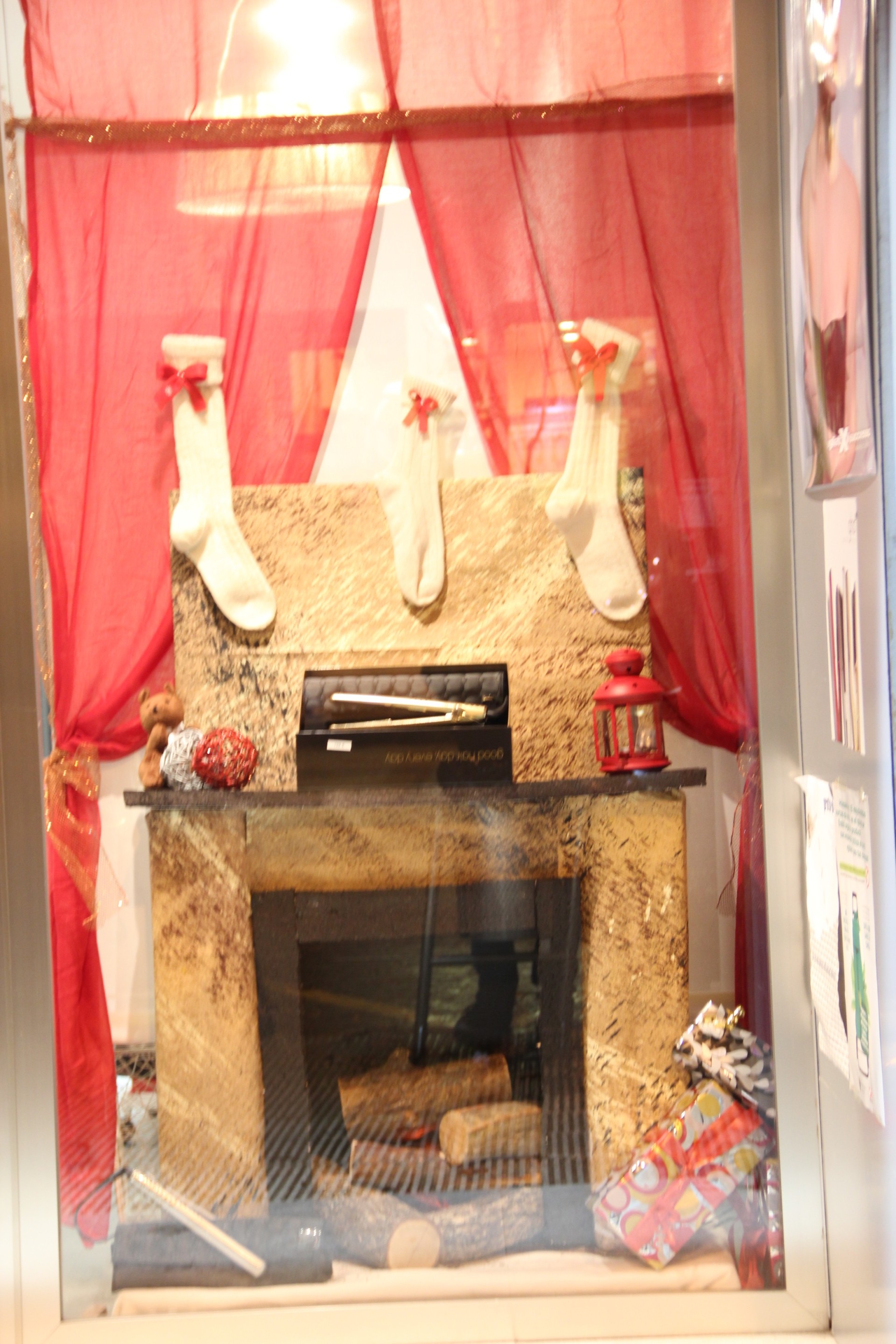 Detalle del escaparate de la peluquería estética Ainner