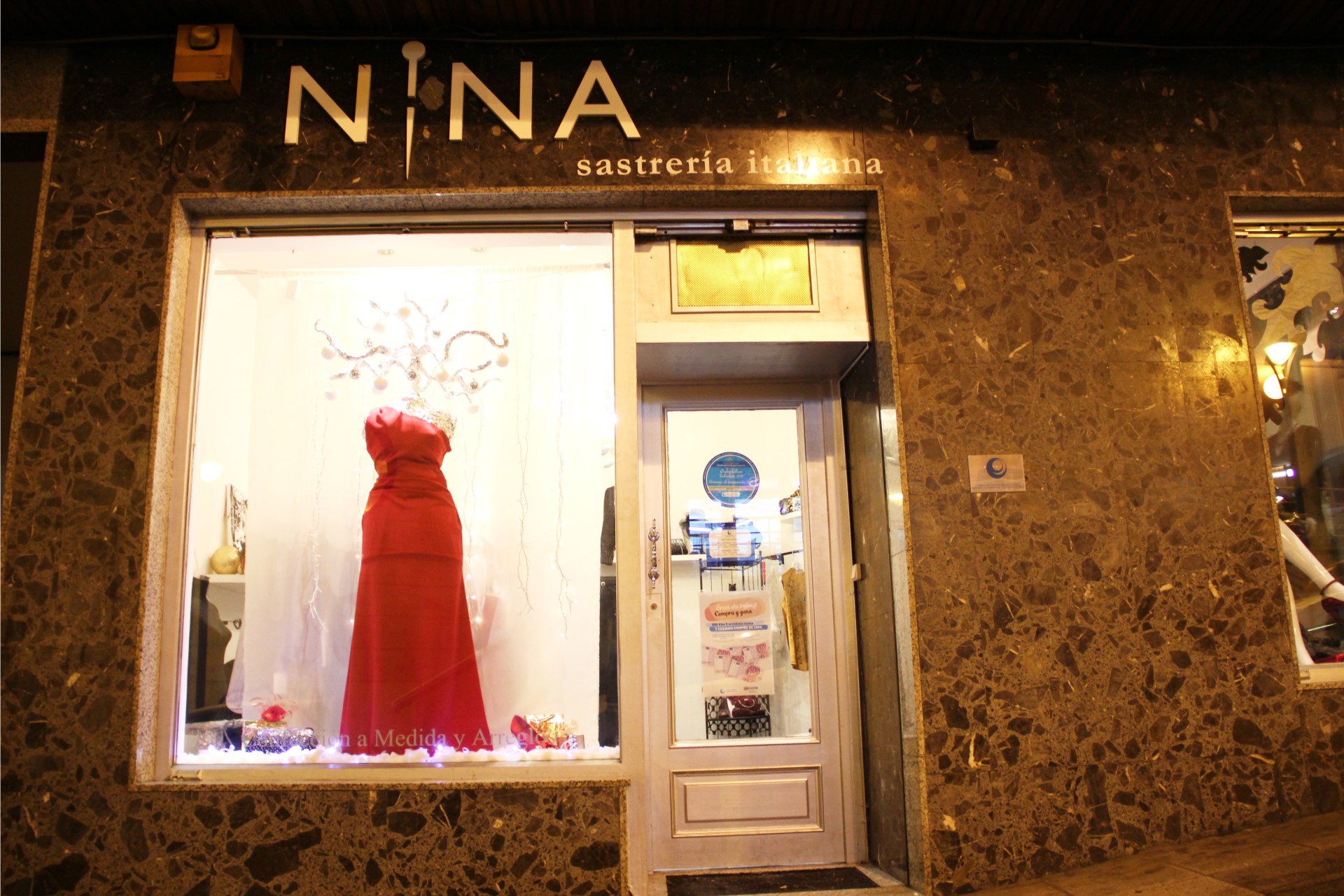 Detalle del escaparate de la Sastrería Nina