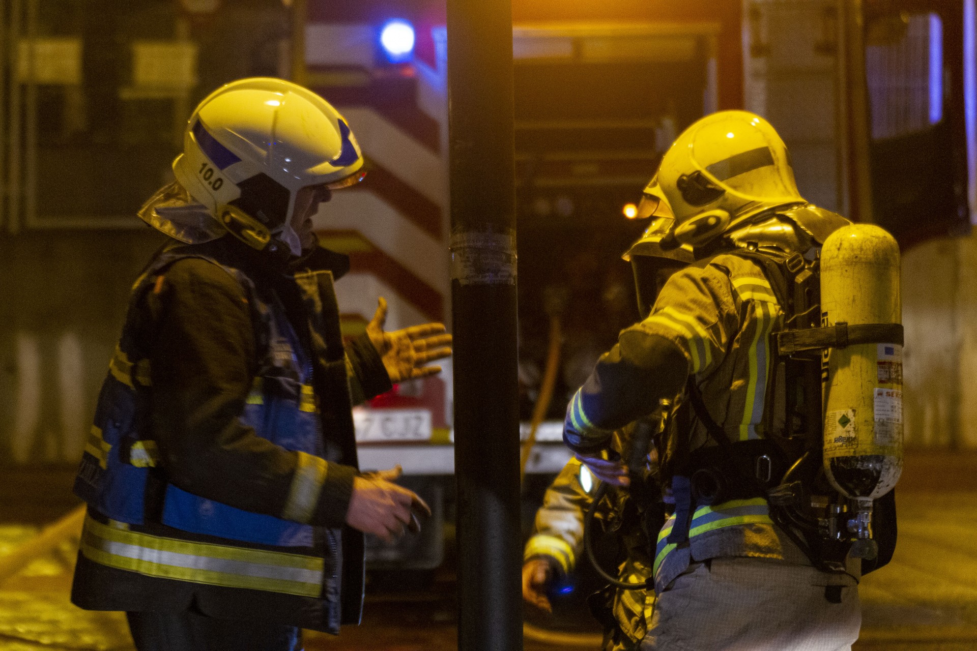 Dos bomberos intercambian datos Dos bomberos intercambian datos