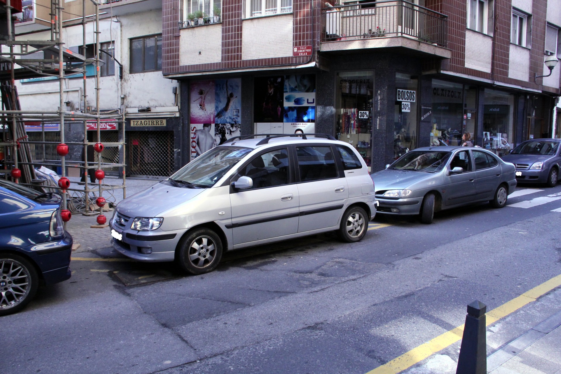 Dos coches cierran el paso en Konbentukoa