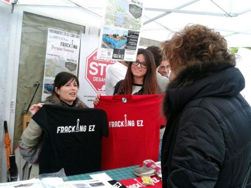 Dos personas muestran camisetas con el lema 'No al fracking'