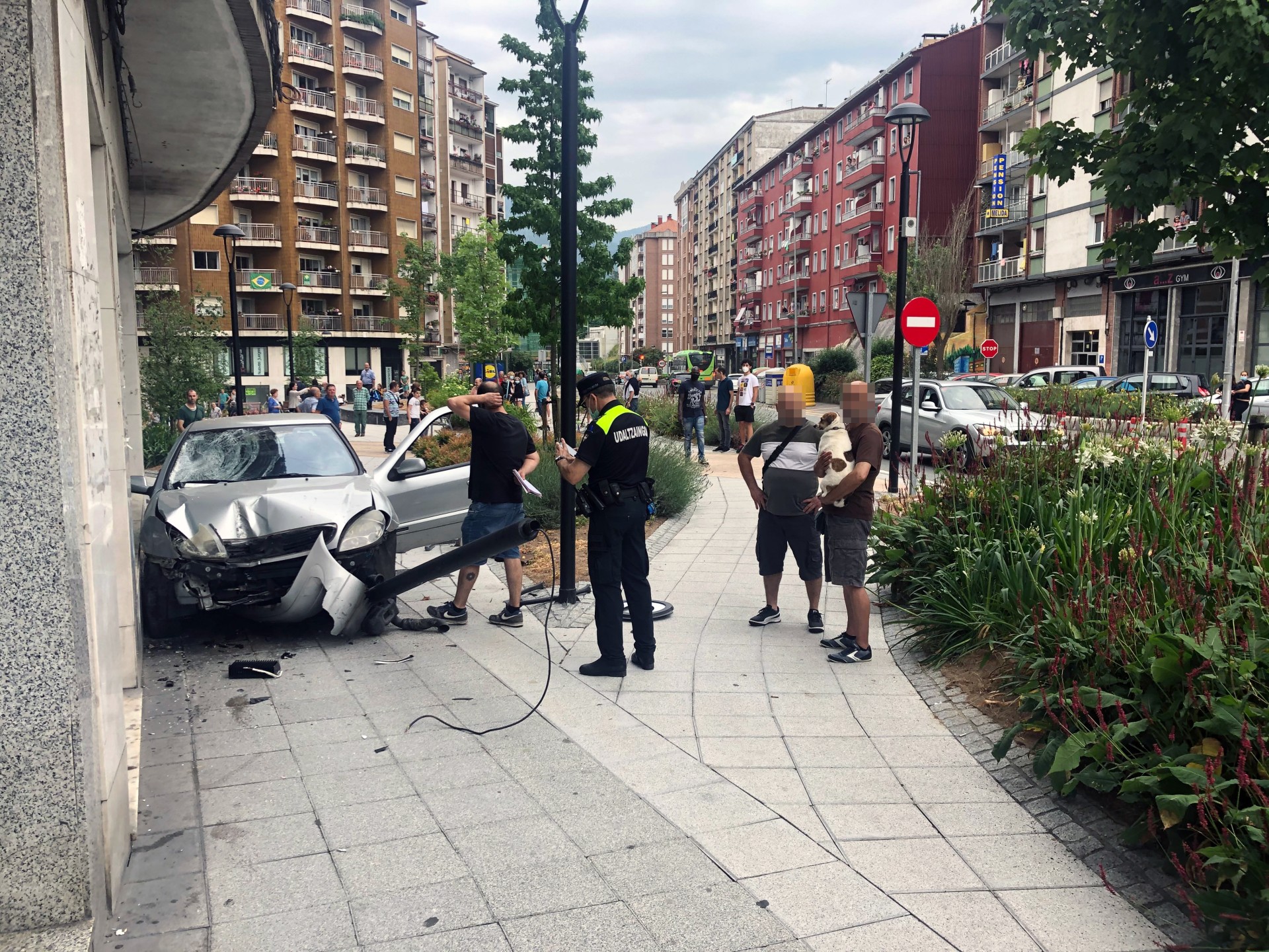 El agente procede a asegurar la zona